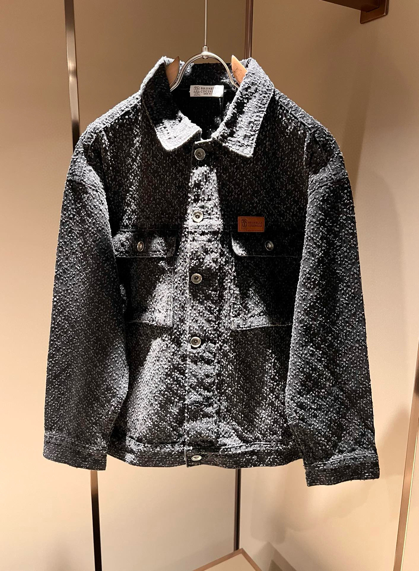 NO:523323,BC-Brunello Cucineli 2025 autumn and winter new light luxury men and women's same denim jacket jacket, the details and quality are always flawless, heavy industry washing design!  Creative design of leather logo pattern!  If you don’t buy a few Louis items this spring, you are not considered a fashion expert. It interprets Louis’s iconic elements, which are really something that everyone loves. It is super soft and tough, and has an excellent breathability. It comes from world-class trade-level OEM channels, with extremely rare quantity and no help after selling out. It is clean and neat. This is BC’s unique skill and the latest craftsmanship this quarter. The degree of meticulousness has reached the top, and the loose three-dimensional tailoring design is a unique one. It is a fusion of luxury and fashion!  Size M-4XL, brunello cucinelli, louis vuitton, jackets & coats, jackets & coats, alexander wang19860909BC-Brunello Cucineli 2025秋冬新款轻奢男女同款牛仔夹克外套,细节品质永远的那么完美无瑕,重工洗水设计！皮革logo图案创意设计！今年春季节没有入手几件路易你算不上时尚达人.诠释路易的标志性元素,实属人见人爱的东西.超级柔软且具有韧性,透气感也是绝佳.来自世界级贸易级别的代工厂渠道,数量极其稀少售完无补.干净俐落.这是BC的看家绝活也是本季度的最新工艺.细致化程度已经达到顶端了,宽松立体剪裁的版型设计堪称一绝.属于奢华与时尚的融合！尺码M-4XL,,brunello cucinelli,louis vuitton,jackets & coats,jackets & coats,alexander wang,Men's clothing