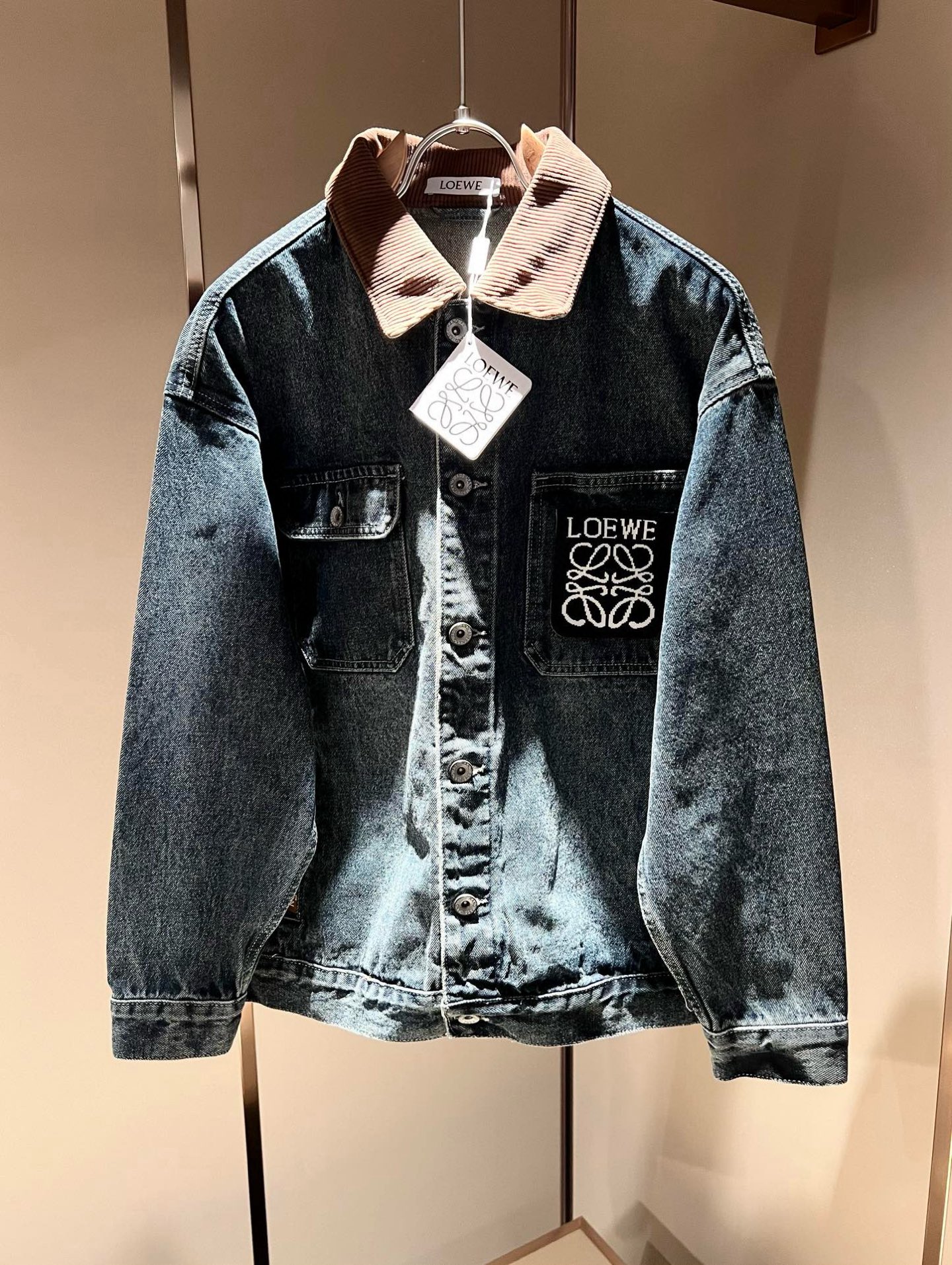 NO:523317,LO*WE/Luo*We 2025 autumn and winter new denim jackets for men and women, trading company channel goods, the latest products in 2025, official cabinets sold simultaneously, classic star-level items!  LO*WE's leather goods have the highest voice in the entire fashion circle, with a high brand value and influence, and a century-old historical and cultural heritage. The royal noble brand has subverted modern aesthetics with its exquisite handicrafts and design sense!  The overall design conforms to the aesthetic design of LOE home, uses classic brand elements, perfectly follows the essence and genes of LOE home, and injects the brand logo logo pattern on the chest!  Custom denim fabric!  The visual is quite exquisite and beautiful, showing the brand's characteristics, with a high recognition and a very fashionable feel. The overall design explains minimalism to the extreme, simple and generous!  Customers supply high-end materials imported from Egypt, with extremely luxurious and special materials, and the fabric attributes are all excellent. The touch experience is self-evident, and the ultimate luxury enjoyment!  The quality is perfect, the details are exquisite and exquisite, which not only reduces age and highlights the fashionable temperament. The upper body is full of temperament. The color matching is quite in line with the needs of the matching season, and the control is extremely high. It has no need to define age and has an excellent styling feel!  Size M-4XL, loewe, jackets & coats, jackets & coats, alexander wang19860909LO*WE/罗*威2025秋冬新款牛仔男女同款夹克外套,贸易公司渠道货,2025年最新品,官柜同步售卖,经典明星级单品！LO*WE家的皮具单品在整个时装圈最有极高的的发言权,品牌价值影响力颇高,有着百年历史文化底蕴,皇室御贵族御用品牌,其精湛的手工艺及设计感颠覆了现代审美！整体的设计符合LOE家美学设计,运用了经典的品牌元素,完美沿袭了LOE家的精髓与基因,胸前注入品牌logo标识图案设计！定制牛仔面料！视觉颇为精致美观,彰显了品牌特质,辨识度极高且极具时髦感,整体的设计将极简主义阐释到极致,简约而大方！客供埃及进口高级物料,极为奢华特殊的材质,面料属性皆为上乘,触感体验不言而喻,奢华极致享受！品相完美如斯,细节处处精致考究,即减龄又凸显了时髦气质感,上身满满的气质感,配色相当符合搭配季节需求,驾驭度混搭性极高,无关年龄界定,造型感极佳的一款单品！尺码M-4XL,,loewe,jackets & coats,jackets & coats,alexander wang,Men's clothing