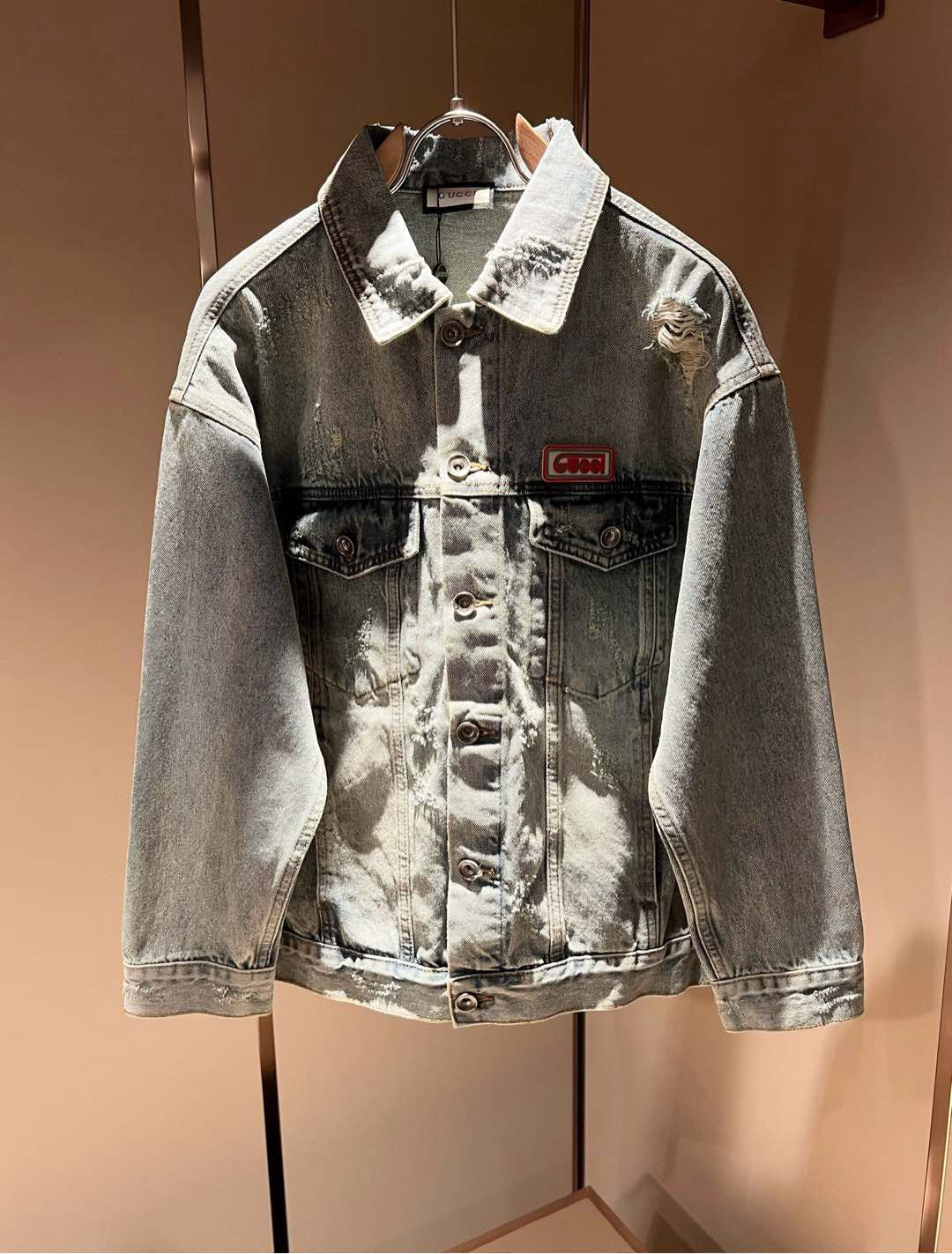 NO:523321,Gucc* Gujia 2025 autumn and winter latest styles for men and women, denim jackets for men and women, the same style for men and women!  Trading companies have sparse channels and are released on the official website at the same time!  New fashion elements design!  Logo logo badge design! 为全新系列注入满满活力,这款用心甄选客供进口洗水棉面料制成,面料手感亲肤柔软细腻,拥有着无比舒适透气性的穿着体验,整件单品极具吸睛度与时尚感,深受当下年轻人的喜爱！  The loose round neck cut is a neutral style regardless of age and gender, suitable for matching all the styles and looks you need in your daily life!  It is recommended to wear couple outfits to go out on the street to make it more pleasing to the eye!  Size: M-4XL, gucci, gucci, jackets & coats, jackets & coats, alexander wang19860909Gucc*古家 2025秋冬最新款男女同款牛仔夹克外套,男女同款！贸易公司渠道稀出,同步官网发售 ！ 新时尚元素设计！标识logo徽章设计！为全新系列注入满满活力,这款用心甄选客供进口洗水棉面料制成,面料手感亲肤柔软细腻,拥有着无比舒适透气性的穿着体验,整件单品极具吸睛度与时尚感,深受当下年轻人的喜爱！基础宽松的圆领版型裁剪,不分年龄与性别的中性款式,适合搭配你日常所需的所有风格与造型！建议搭配情侣装出街会更为养眼出色！尺码:M-4XL,,gucci,gucci,jackets & coats,jackets & coats,alexander wang,Men's clothing