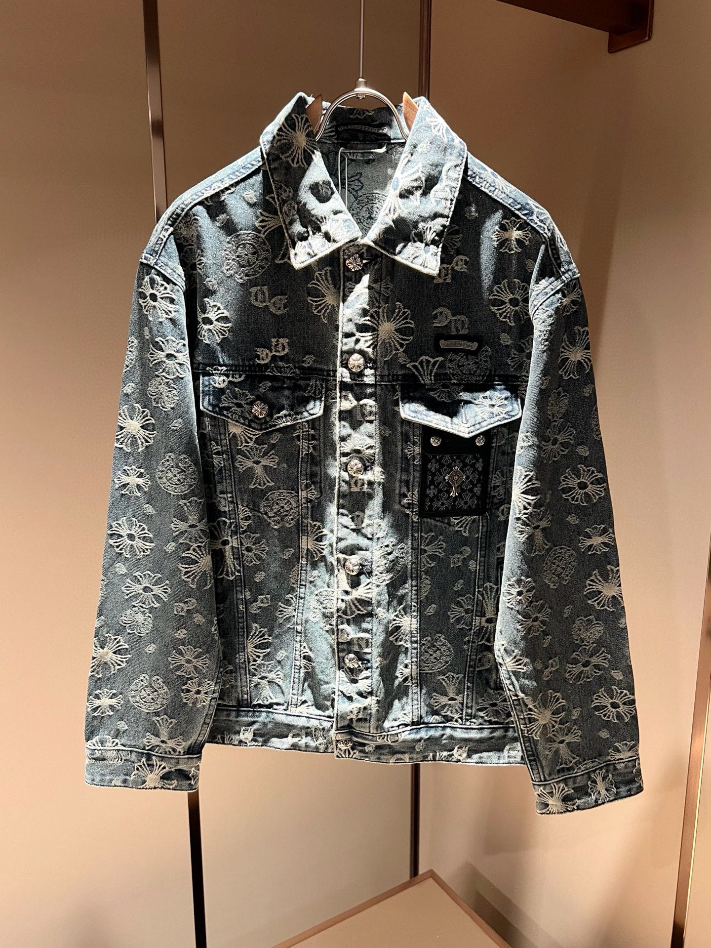 NO:523315,Chrome hear*sGo*xin 2025 autumn and winter new denim jacket, classic silver jewelry accessories series!  The same style of men and women, a casual pants that you recognize from the bottom of your heart, and over time, it makes you more rare. The trendy high street king is the trendy brand Chrome hear*s Ke*xin. To be honest, wearing Croxin is very fashionable. If you match denim together, it will be fashionable and there is nothing to say about the streets. Made of custom-made original cotton material, the fabric feels great. This kind of comfort feels really not picky on the body. The casual and chic taste is particularly good, which enhances the sense of fashion and appearance. And such pants are particularly easy to match with various types of shoes. Where is the recognition? Leather logo matching design!  Customized by heavy industry!  Strong, not easy to wear, and the details are very well-established. Size M-4XL, chrome hearts, chrome hearts, jackets & coats, jackets & coats, alexander wang19860909Chrome hear*s克*心 2025秋冬新款牛仔夹克外套,经典银饰辅料系列！男女同款一款让你从心底认可的休闲裤,并且经过时间的推移而让你更加珍稀,潮流的高街之王,那就是潮牌chrome hear*s克*心,穿克罗心的实话讲很潮了,如果连牛仔也一起搭配,那就是潮爆了,潮爆街头没话说.定制原版纯棉材质制成,面料手感一绝,这种舒适感穿在身上,上身真心不挑人,休闲潇洒的味道特别足,提升时尚感和颜值,并且这样的裤型特别好搭配各种类型的鞋子.辨识度就在哪里,皮革logo搭配设计！重工定制！韧性足,不易磨损,细节工艺非常到位.尺码M-4XL,,chrome hearts,chrome hearts,jackets & coats,jackets & coats,alexander wang,Men's clothing