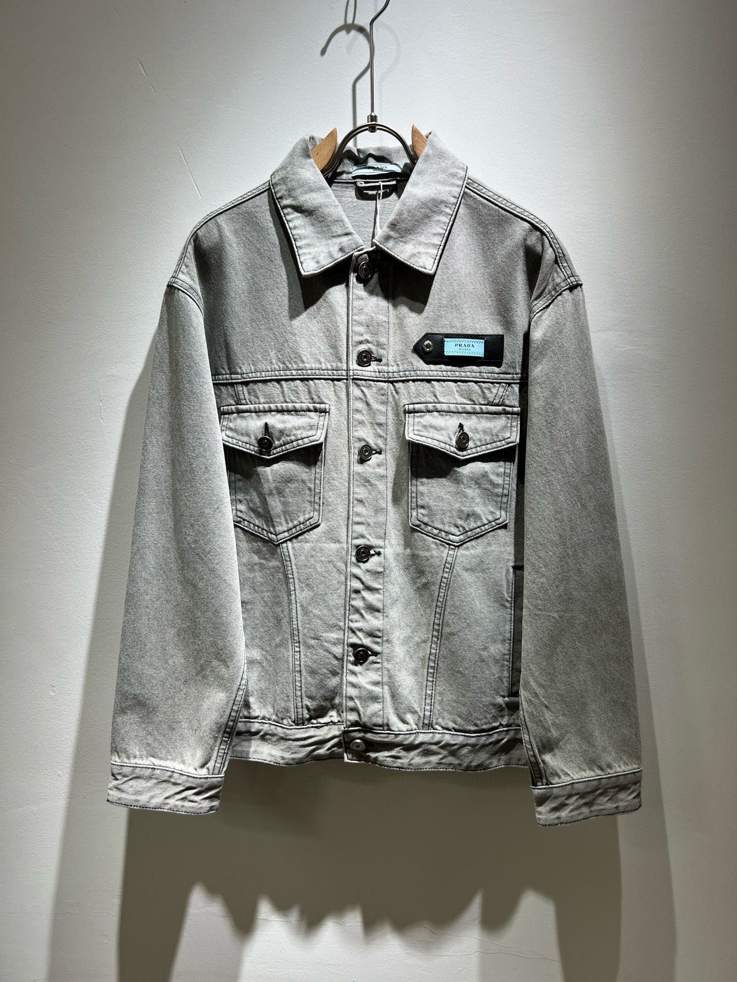 NO:523326,PRA*DA 2025 autumn and winter new style of men and women same denim jackets, new products are on sale!  Cowboy Lan is high-end, versatile and pragmatic, and does not attract attention!  Limited editions in Hong Kong, Macao and Taiwan!  !  Three-dimensional cut pure cotton material is not easy to pleat. Pure cotton material is breathable and comfortable, undertaken by Taiwan's foreign trade company, and the material is exquisite and delicate. It seems to be Prada's patented high quality. Customized chest logo design!  Integrating with modern people's life forms, not only in the material, color and style, but also in the life philosophy behind the design coincides with modern people's dual mentality of pursuing personal practicality and popular beauty, and achieves a perfect balance between function and aesthetics. It is not only a display of fashion trends, but also the ultimate of modern aesthetics. Another alternative is mature style, size M-4XL, prada, prada, jackets & coats, jackets & coats, alexander wang19860909PRA*DA 普拉达 2025秋冬新款男女同款牛仔夹克外套,新品发售！牛仔兰高级百搭实用主义不哗众取宠！港澳台地区限定款！！立体裁剪纯棉材质不易褶皱纯棉材质透气舒适、台湾外贸公司承接、材质精致细腻似乎是普拉达专利品质上乘 定制胸前logo设计！与现代人生活形态水乳相融,不仅在材料、颜色与款式工夫,设计背后的生活哲学正巧契合现代人追求切身实用与流行美观的双重心态,在机能与美学之间取得完美平衡,不但是时尚潮流的展现,更是现代美学的极致.的另一种选择替代风格成熟、尺码M-4XL,,prada,prada,jackets & coats,jackets & coats,alexander wang,Men's clothing