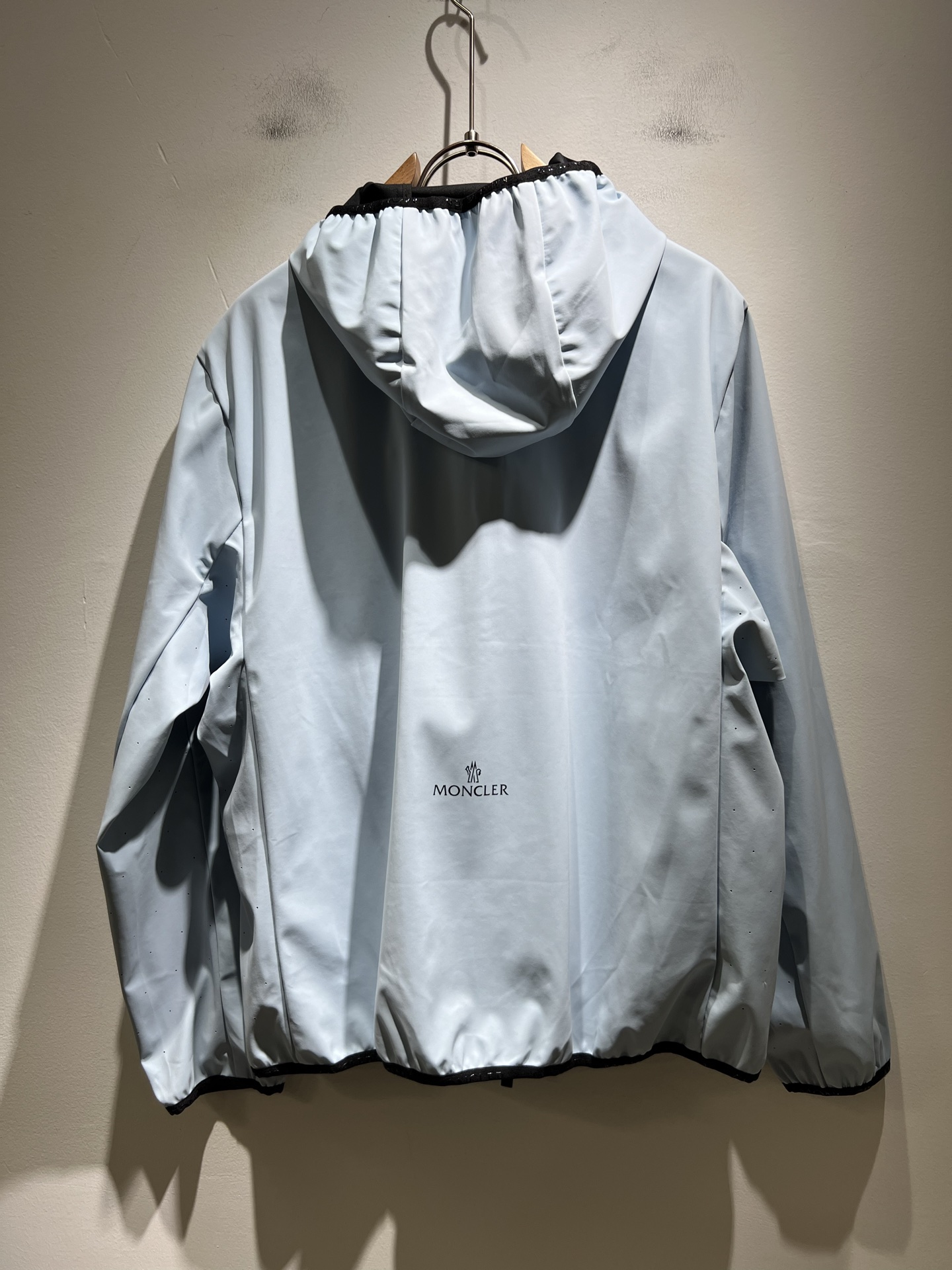 Monc*ler蒙*口2025秋季经典外套，都市时尚休闲款！面料超软面料帅酷爆款薄夹克外套。时尚都市百搭