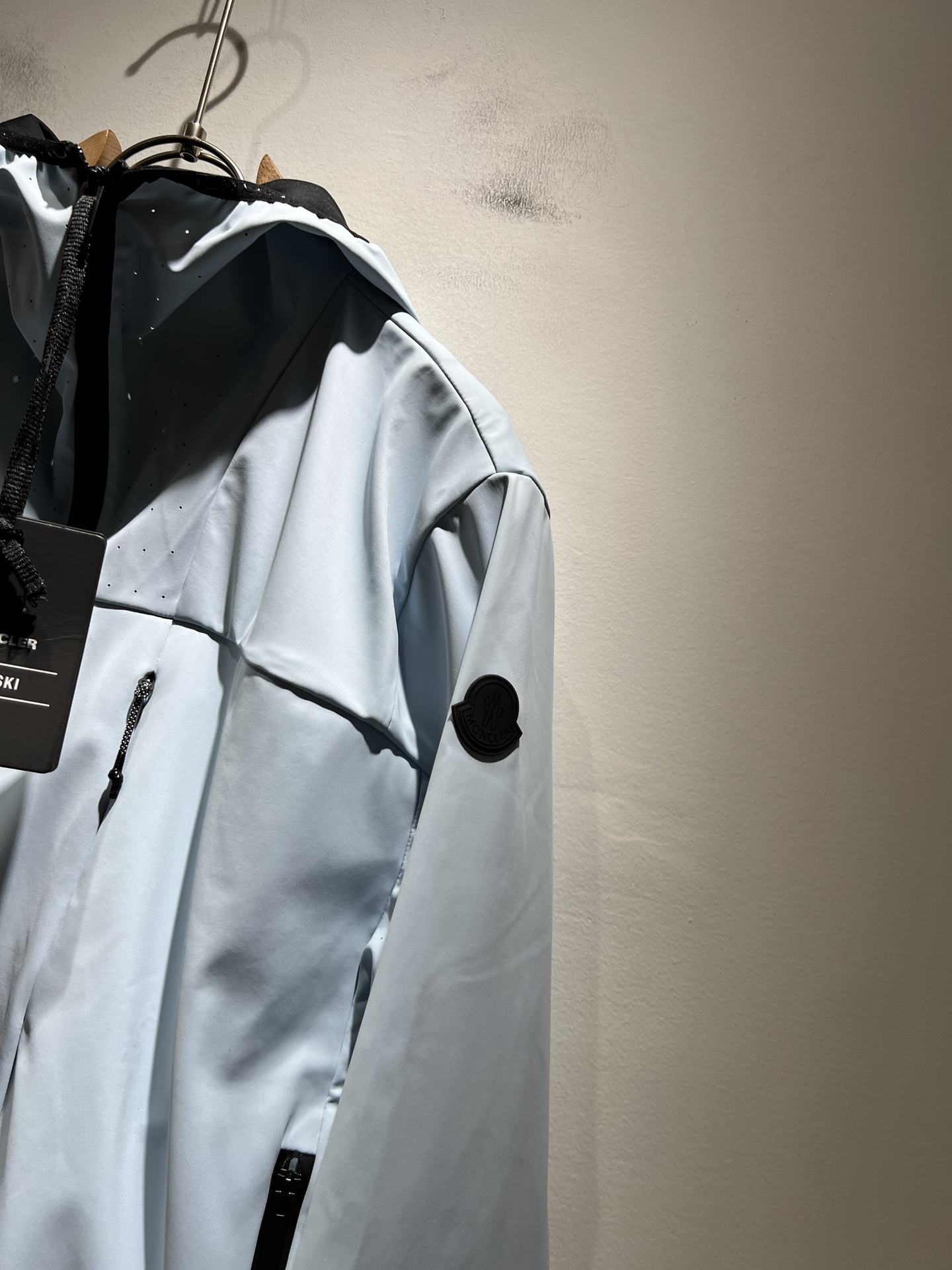 Monc*ler蒙*口2025秋季经典外套，都市时尚休闲款！面料超软面料帅酷爆款薄夹克外套。时尚都市百搭