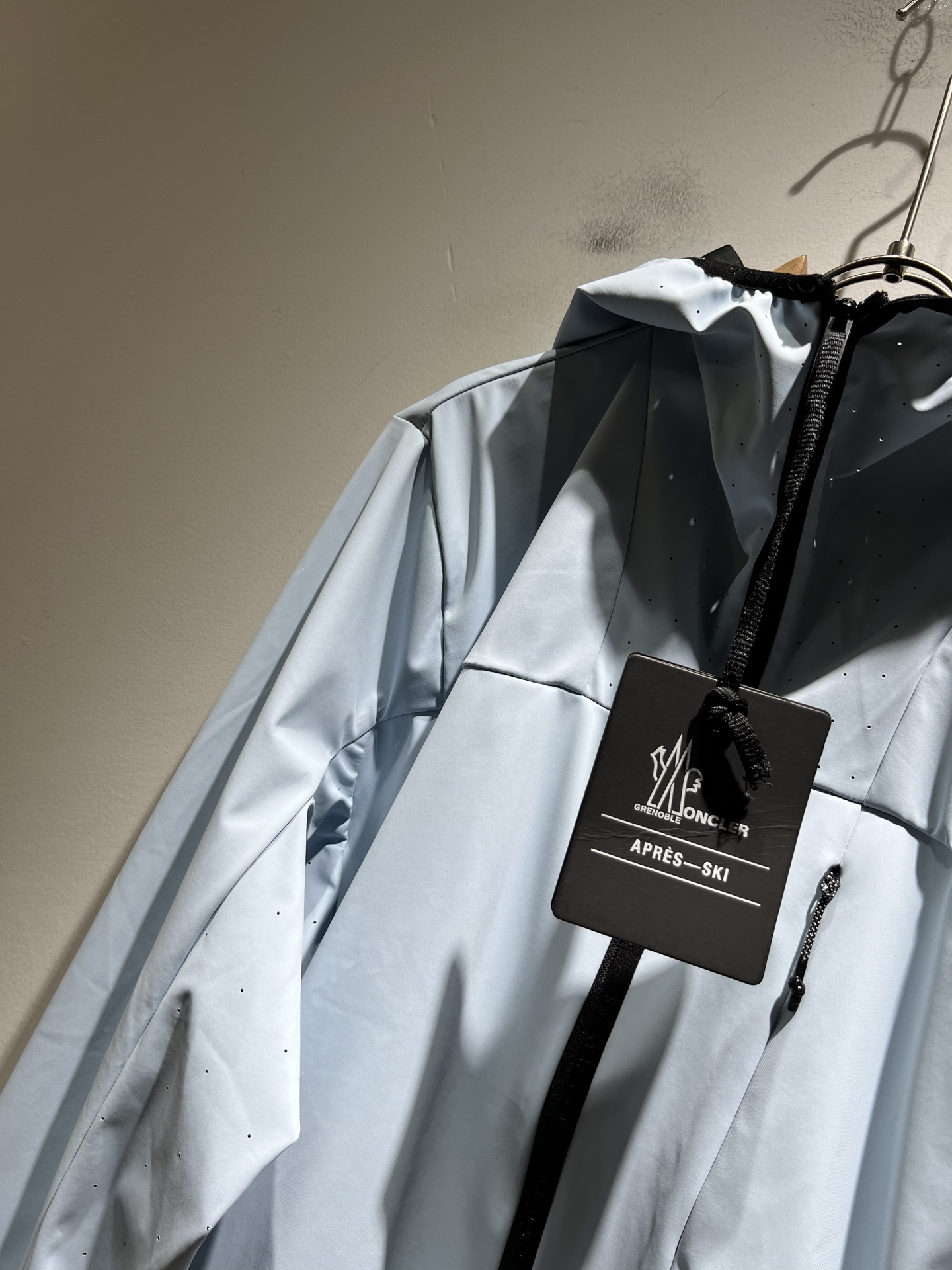 Monc*ler蒙*口2025秋季经典外套，都市时尚休闲款！面料超软面料帅酷爆款薄夹克外套。时尚都市百搭