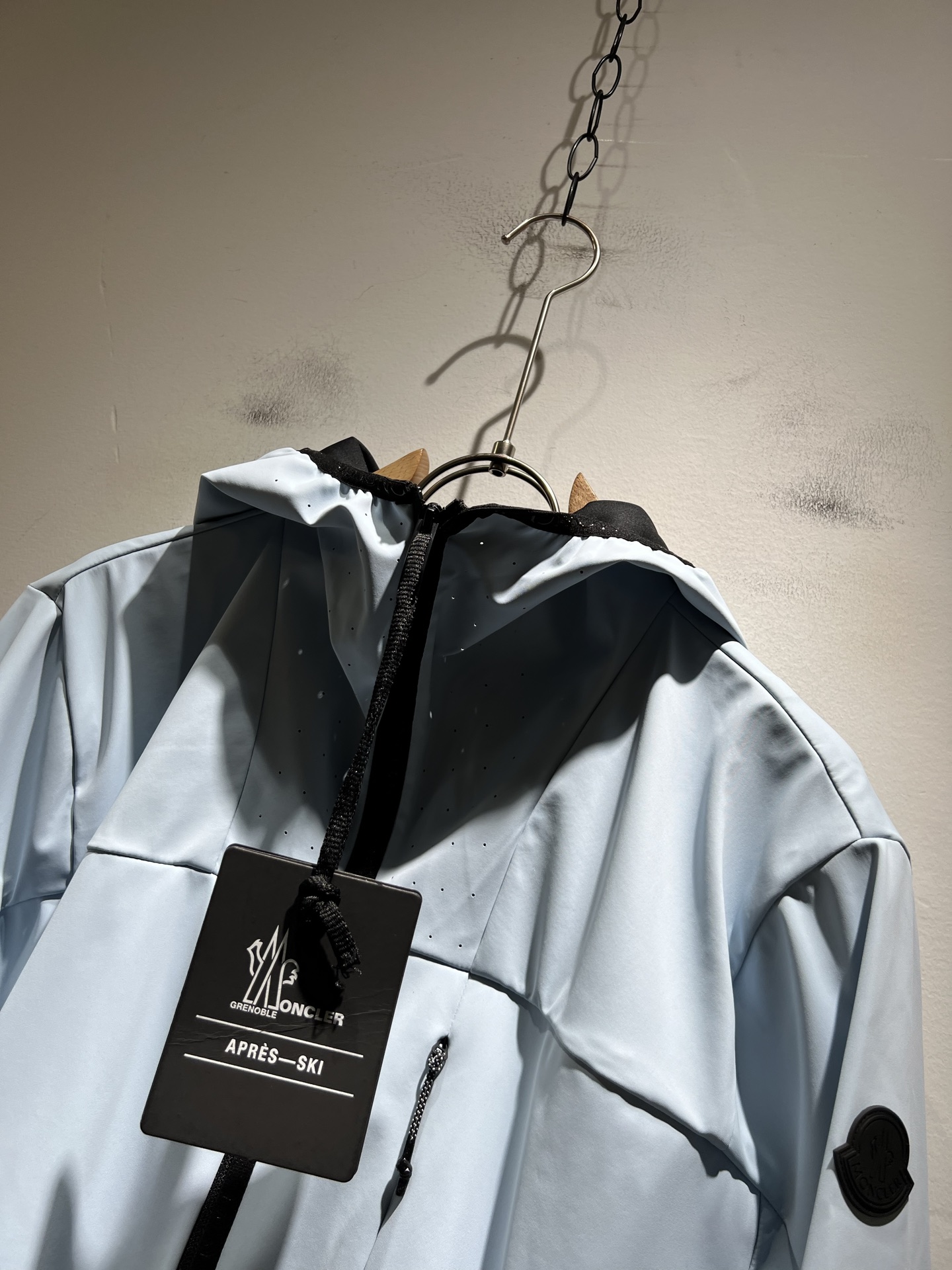 Monc*ler蒙*口2025秋季经典外套，都市时尚休闲款！面料超软面料帅酷爆款薄夹克外套。时尚都市百搭