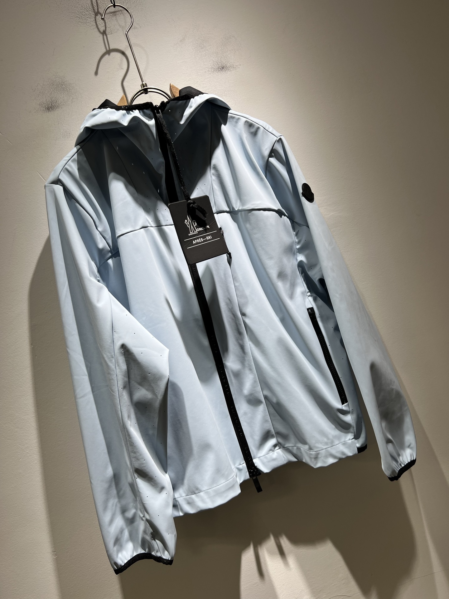 Monc*ler蒙*口2025秋季经典外套，都市时尚休闲款！面料超软面料帅酷爆款薄夹克外套。时尚都市百搭