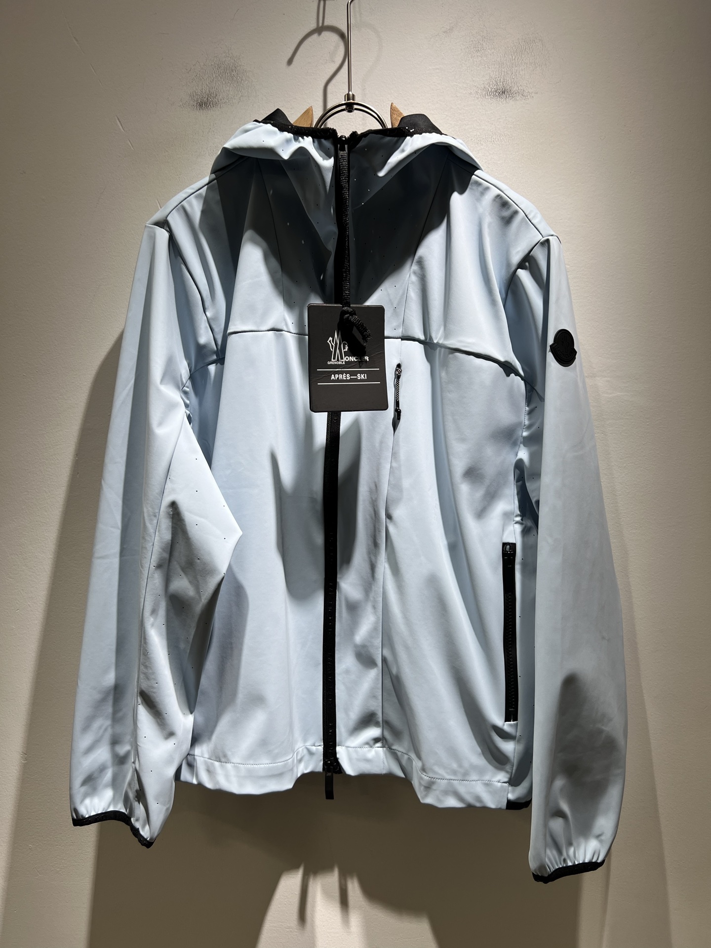 Monc*ler蒙*口2025秋季经典外套，都市时尚休闲款！面料超软面料帅酷爆款薄夹克外套。时尚都市百搭