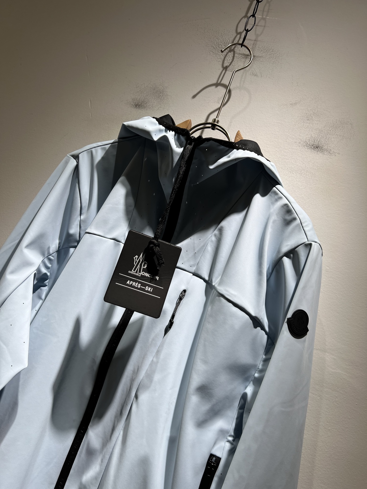 Monc*ler蒙*口2025秋季经典外套，都市时尚休闲款！面料超软面料帅酷爆款薄夹克外套。时尚都市百搭