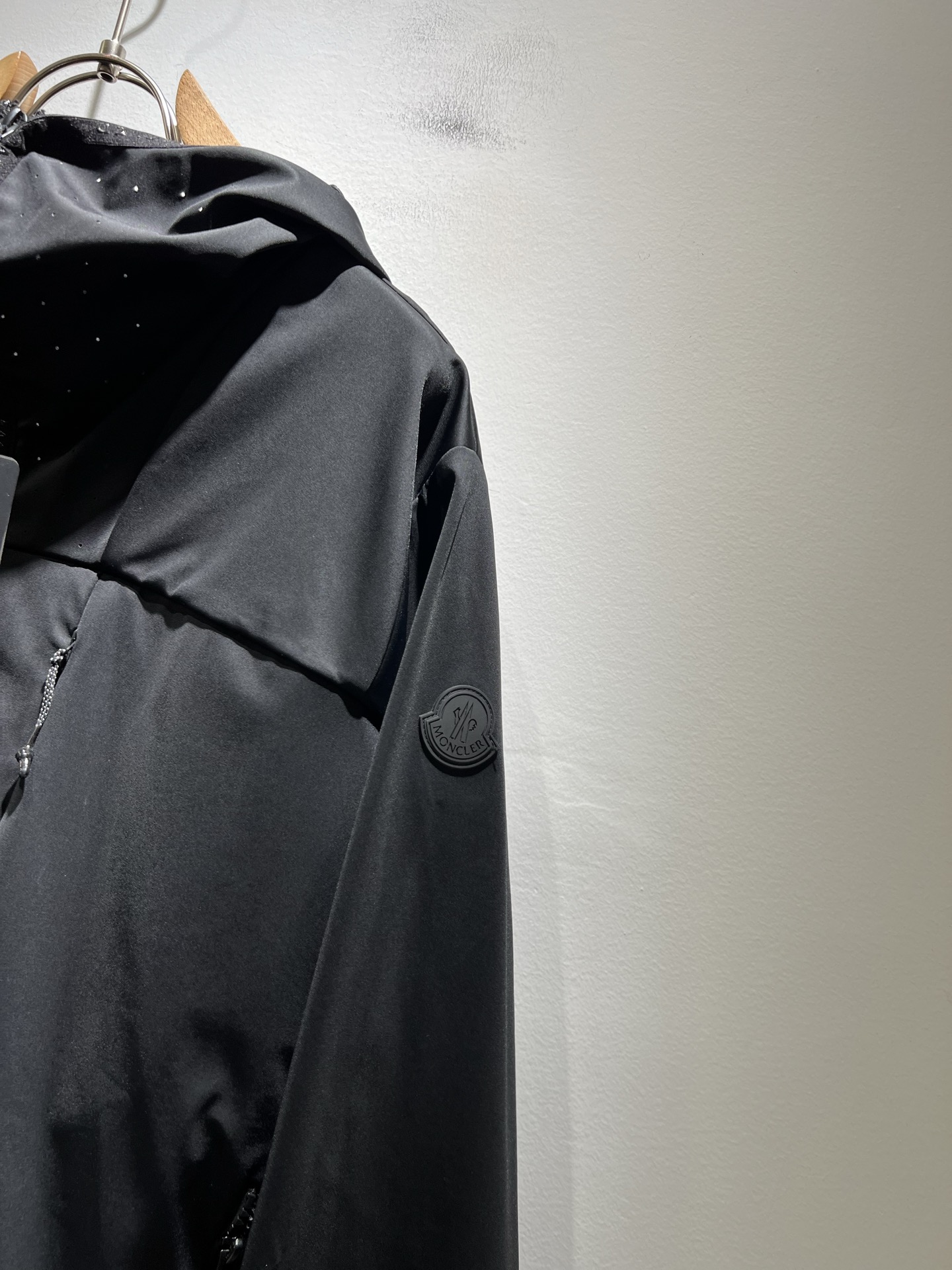 Monc*ler蒙*口2025秋季经典外套，都市时尚休闲款！面料超软面料帅酷爆款薄夹克外套。时尚都市百搭