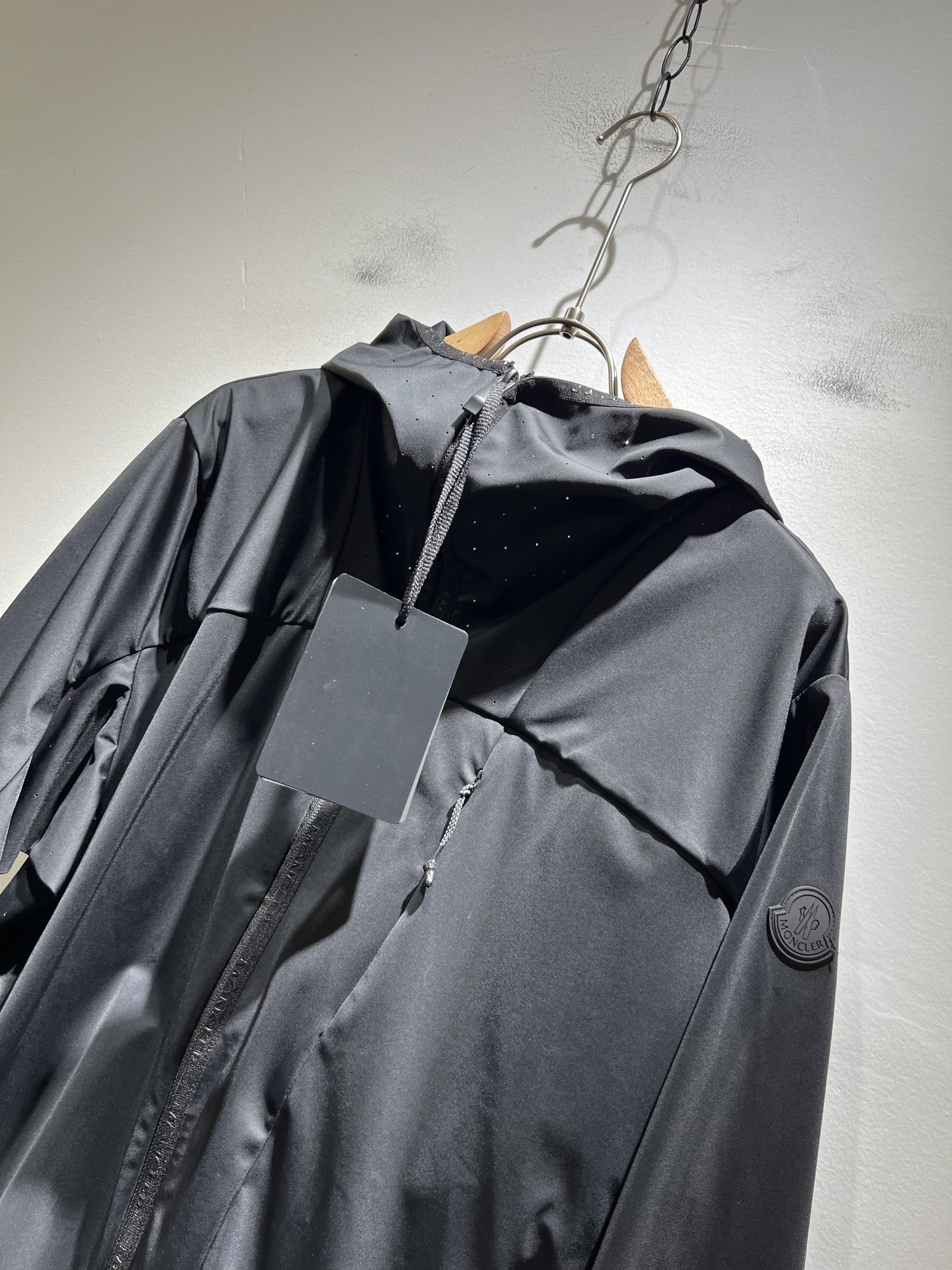 Monc*ler蒙*口2025秋季经典外套，都市时尚休闲款！面料超软面料帅酷爆款薄夹克外套。时尚都市百搭