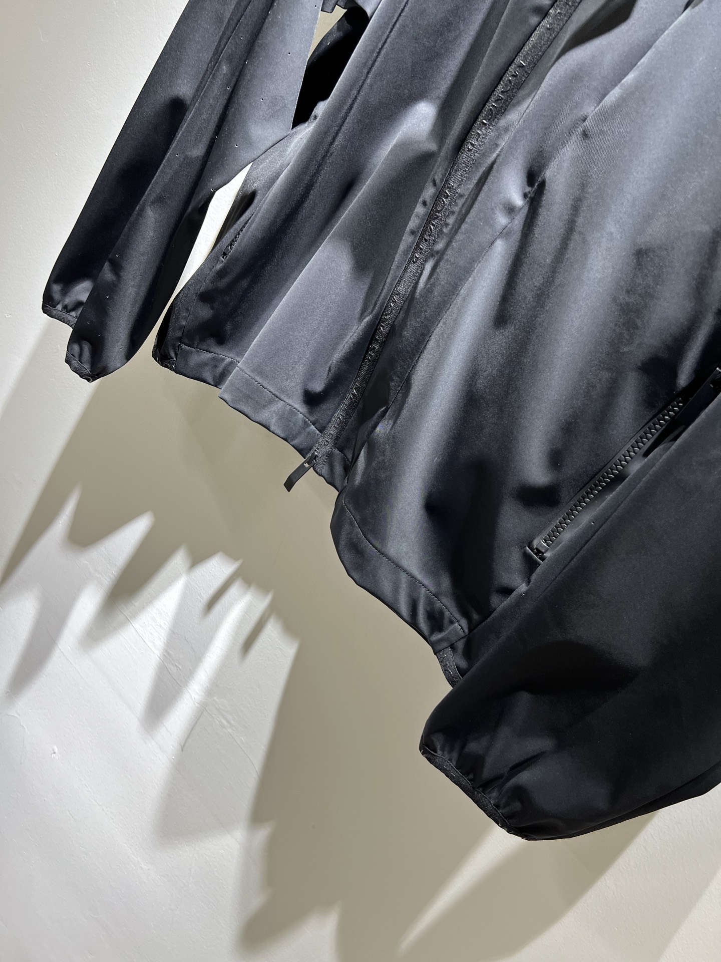 Monc*ler蒙*口2025秋季经典外套，都市时尚休闲款！面料超软面料帅酷爆款薄夹克外套。时尚都市百搭