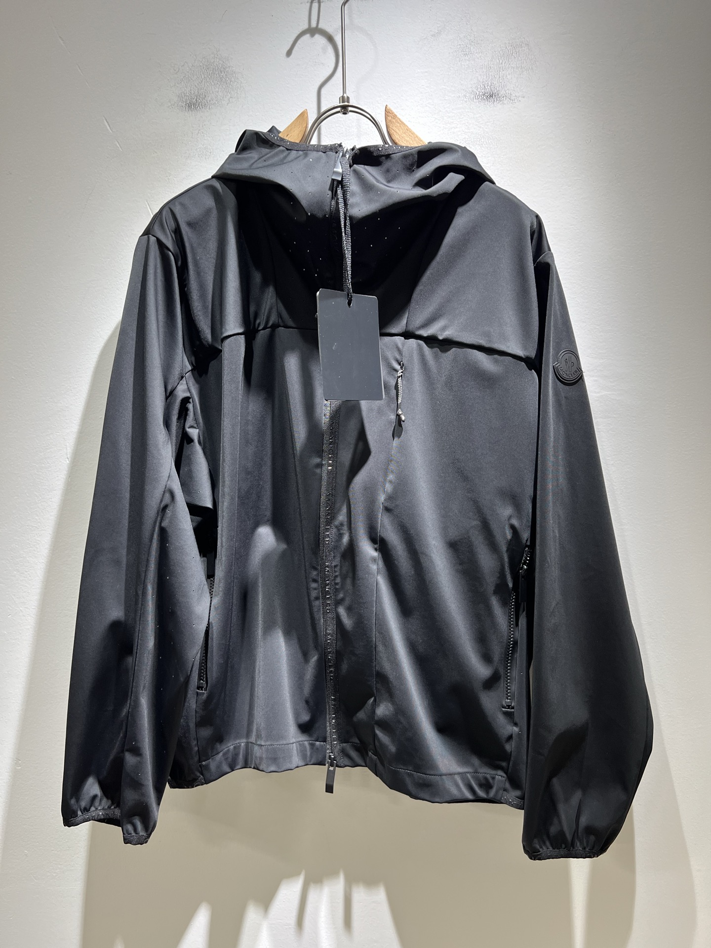 Monc*ler蒙*口2025秋季经典外套，都市时尚休闲款！面料超软面料帅酷爆款薄夹克外套。时尚都市百搭