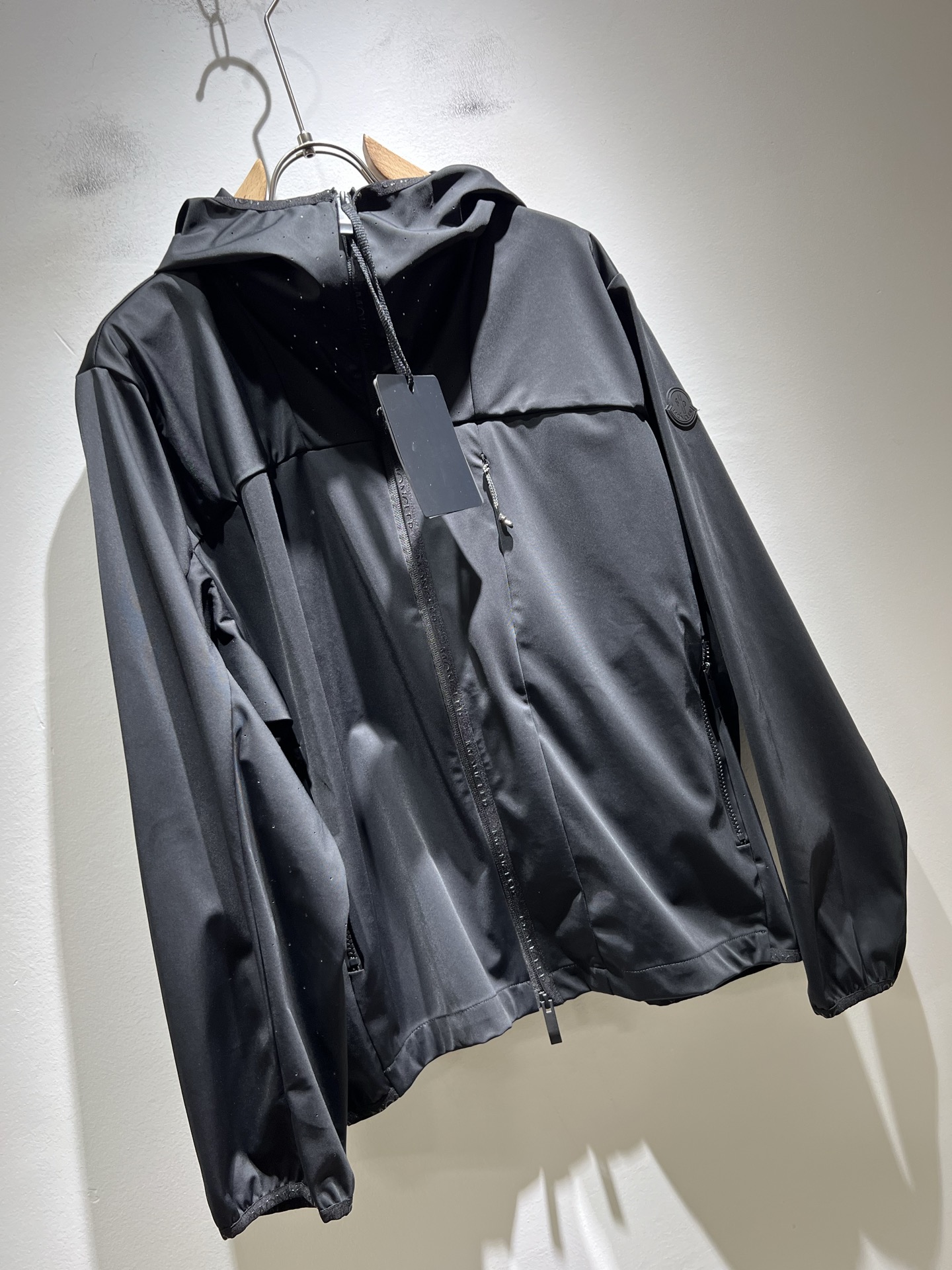 Monc*ler蒙*口2025秋季经典外套，都市时尚休闲款！面料超软面料帅酷爆款薄夹克外套。时尚都市百搭