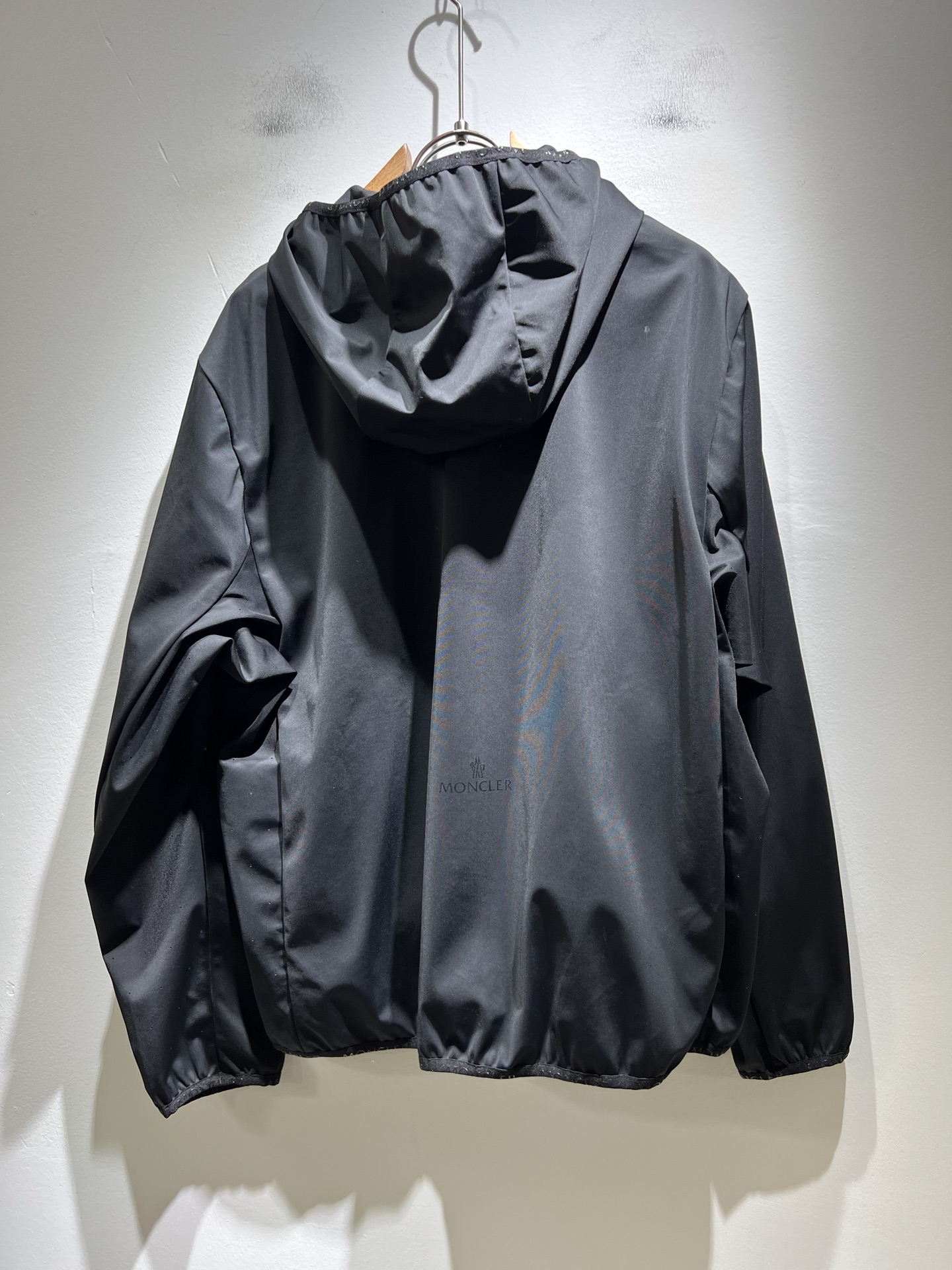 Monc*ler蒙*口2025秋季经典外套，都市时尚休闲款！面料超软面料帅酷爆款薄夹克外套。时尚都市百搭