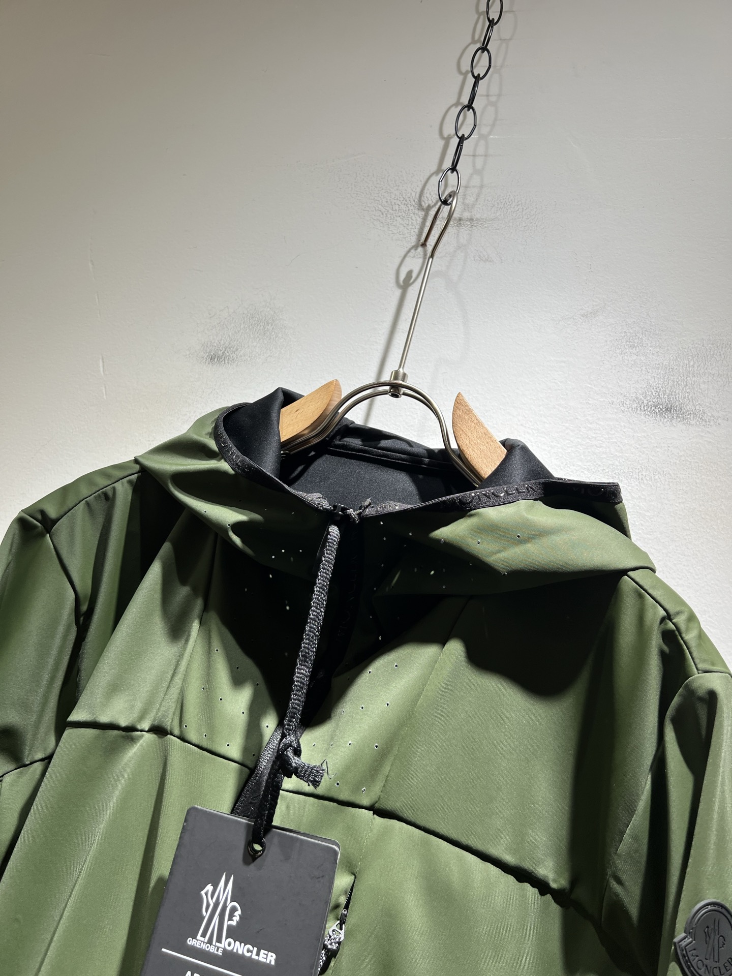 Monc*ler蒙*口2025秋季经典外套，都市时尚休闲款！面料超软面料帅酷爆款薄夹克外套。时尚都市百搭