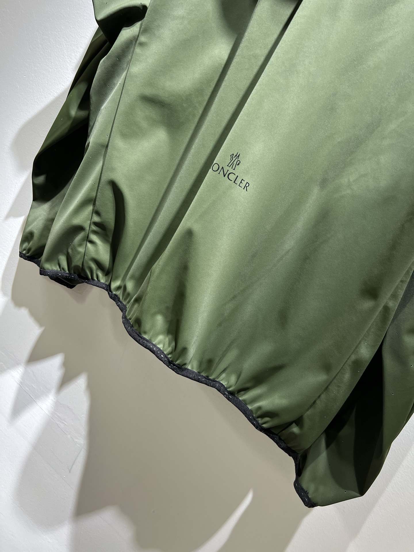 Monc*ler蒙*口2025秋季经典外套，都市时尚休闲款！面料超软面料帅酷爆款薄夹克外套。时尚都市百搭