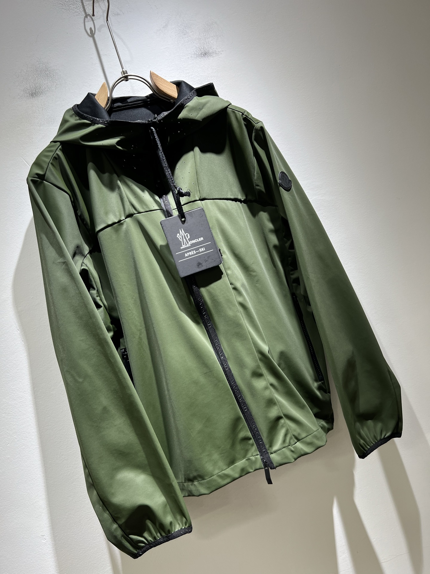 Monc*ler蒙*口2025秋季经典外套，都市时尚休闲款！面料超软面料帅酷爆款薄夹克外套。时尚都市百搭