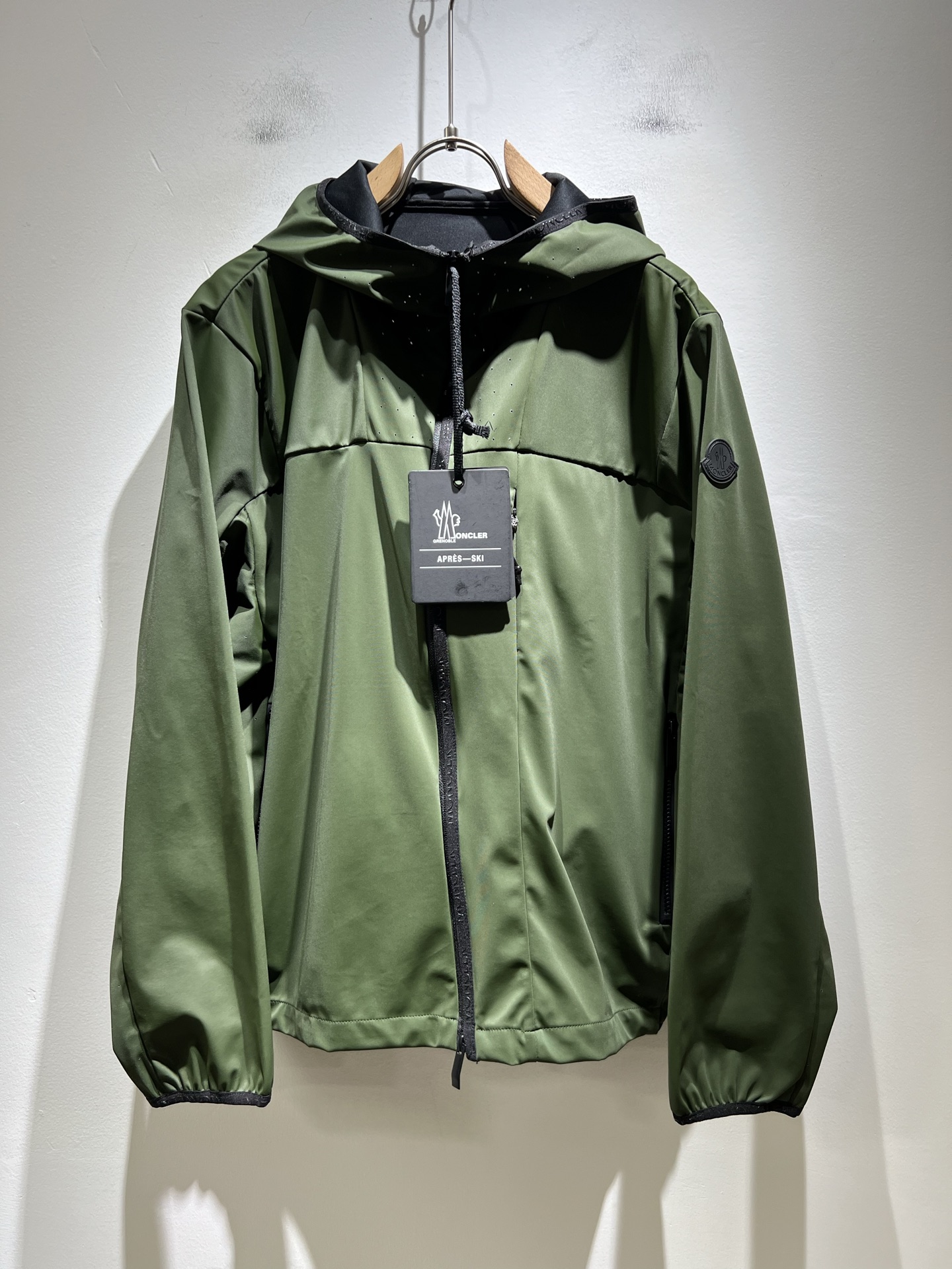 Monc*ler蒙*口2025秋季经典外套，都市时尚休闲款！面料超软面料帅酷爆款薄夹克外套。时尚都市百搭