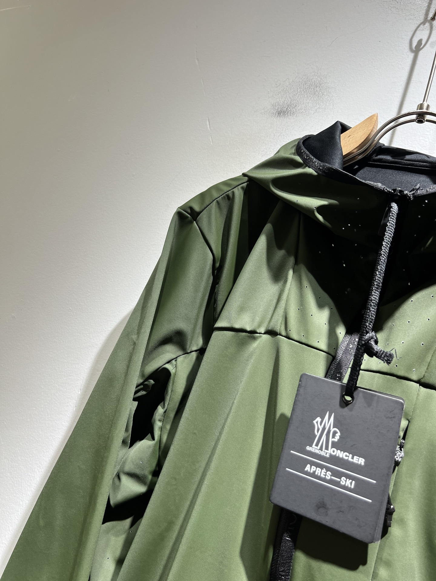 Monc*ler蒙*口2025秋季经典外套，都市时尚休闲款！面料超软面料帅酷爆款薄夹克外套。时尚都市百搭