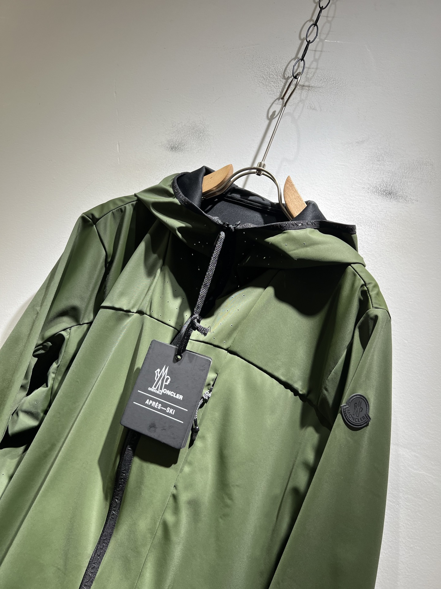 Monc*ler蒙*口2025秋季经典外套，都市时尚休闲款！面料超软面料帅酷爆款薄夹克外套。时尚都市百搭