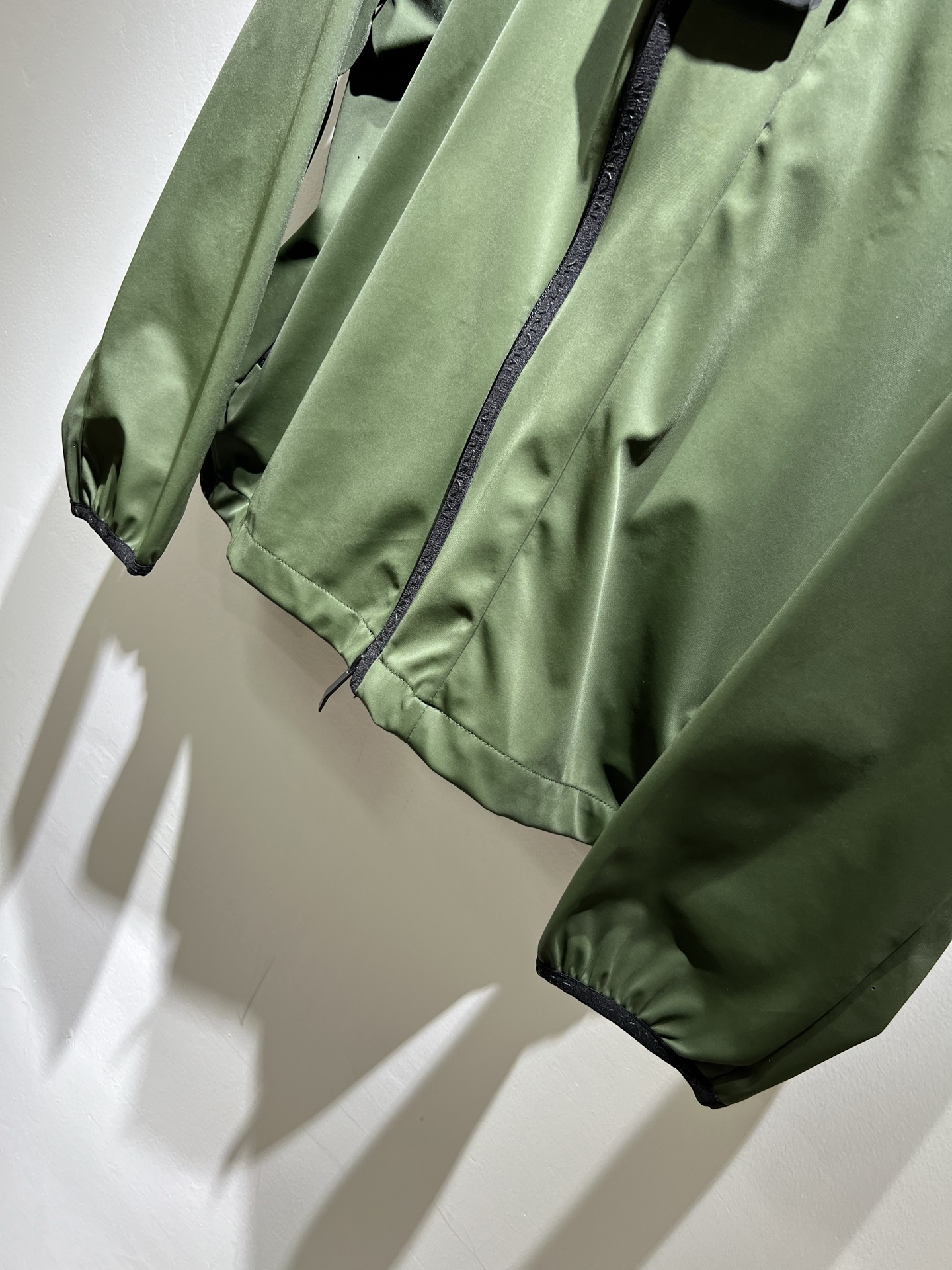 Monc*ler蒙*口2025秋季经典外套，都市时尚休闲款！面料超软面料帅酷爆款薄夹克外套。时尚都市百搭