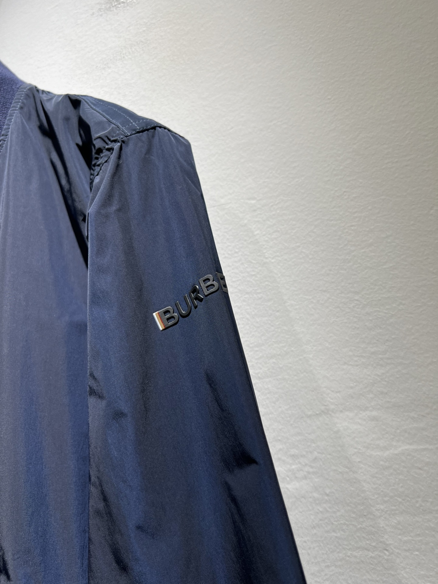 BURBER*Y巴*莉2025秋季新品夹克外套重磅来袭，最近比较火热的环保聚酯纤维记忆面料制作而成，高端