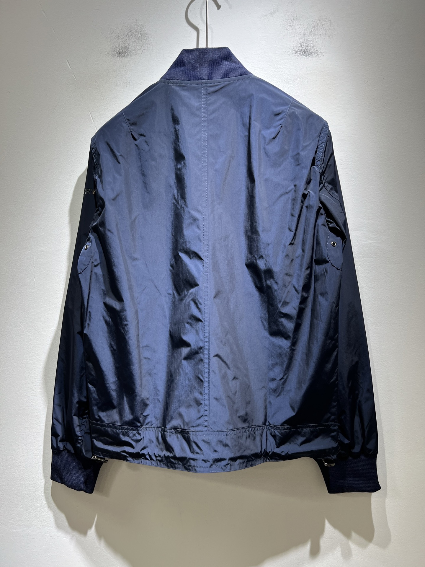 BURBER*Y巴*莉2025秋季新品夹克外套重磅来袭，最近比较火热的环保聚酯纤维记忆面料制作而成，高端