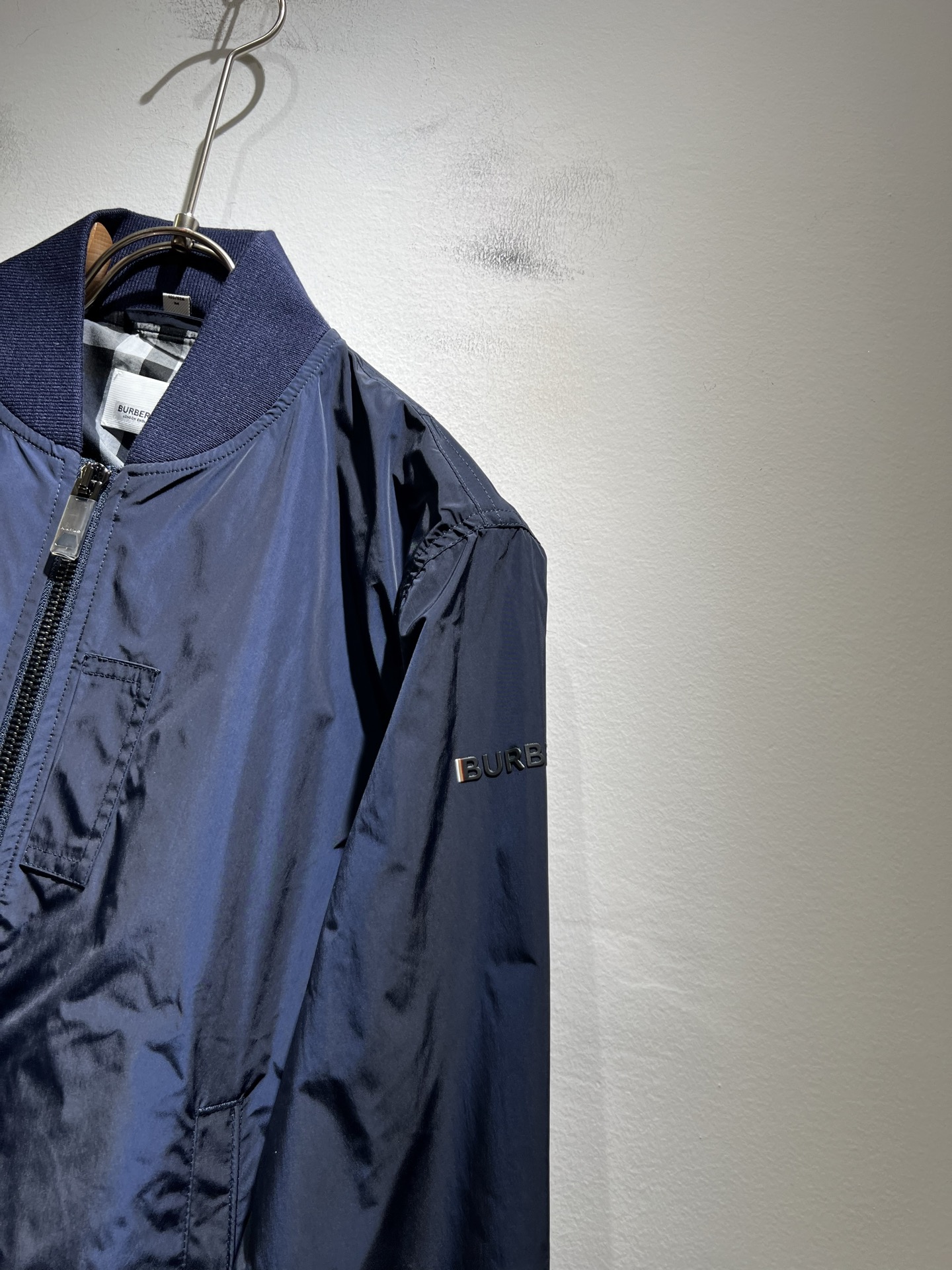 BURBER*Y巴*莉2025秋季新品夹克外套重磅来袭，最近比较火热的环保聚酯纤维记忆面料制作而成，高端