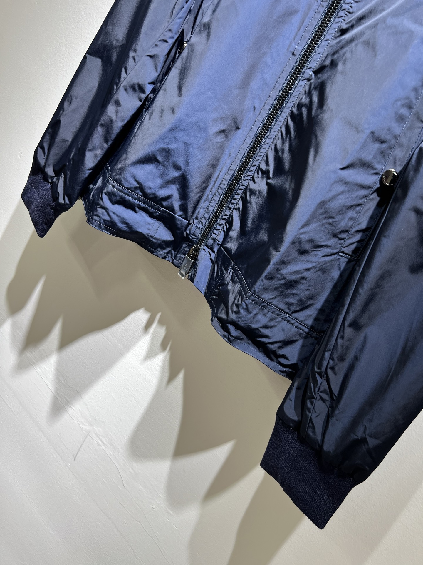 BURBER*Y巴*莉2025秋季新品夹克外套重磅来袭，最近比较火热的环保聚酯纤维记忆面料制作而成，高端