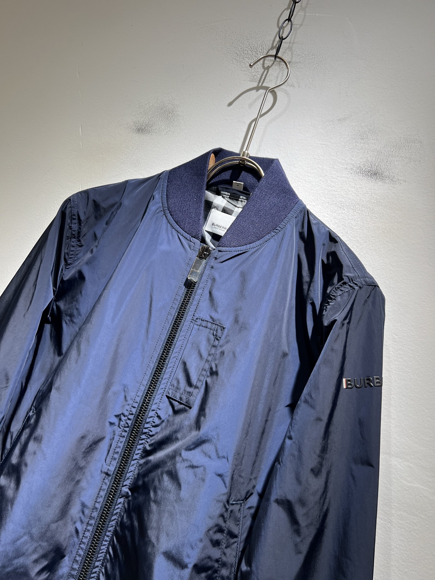 BURBER*Y巴*莉2025秋季新品夹克外套重磅来袭，最近比较火热的环保聚酯纤维记忆面料制作而成，高端