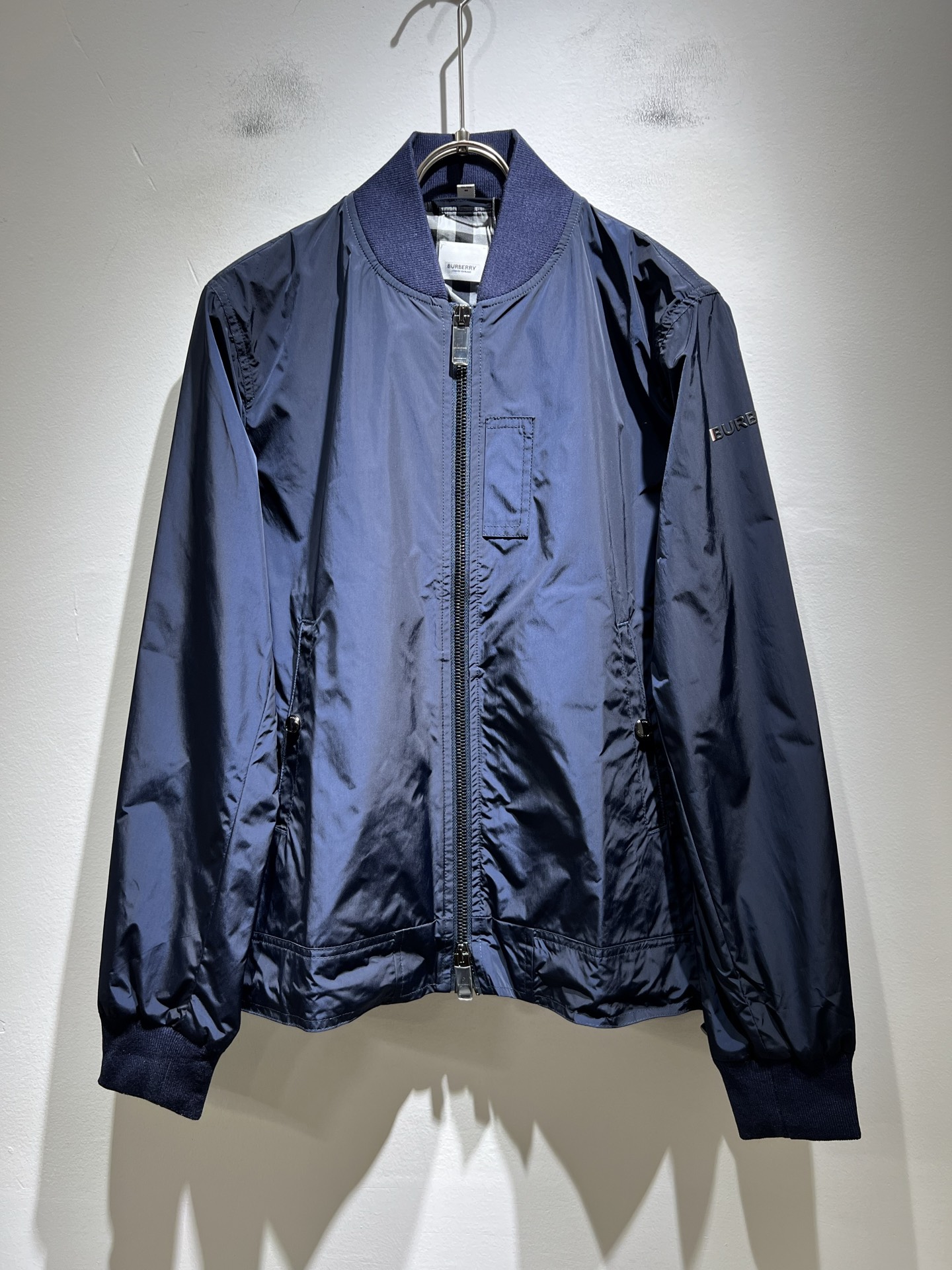 BURBER*Y巴*莉2025秋季新品夹克外套重磅来袭，最近比较火热的环保聚酯纤维记忆面料制作而成，高端