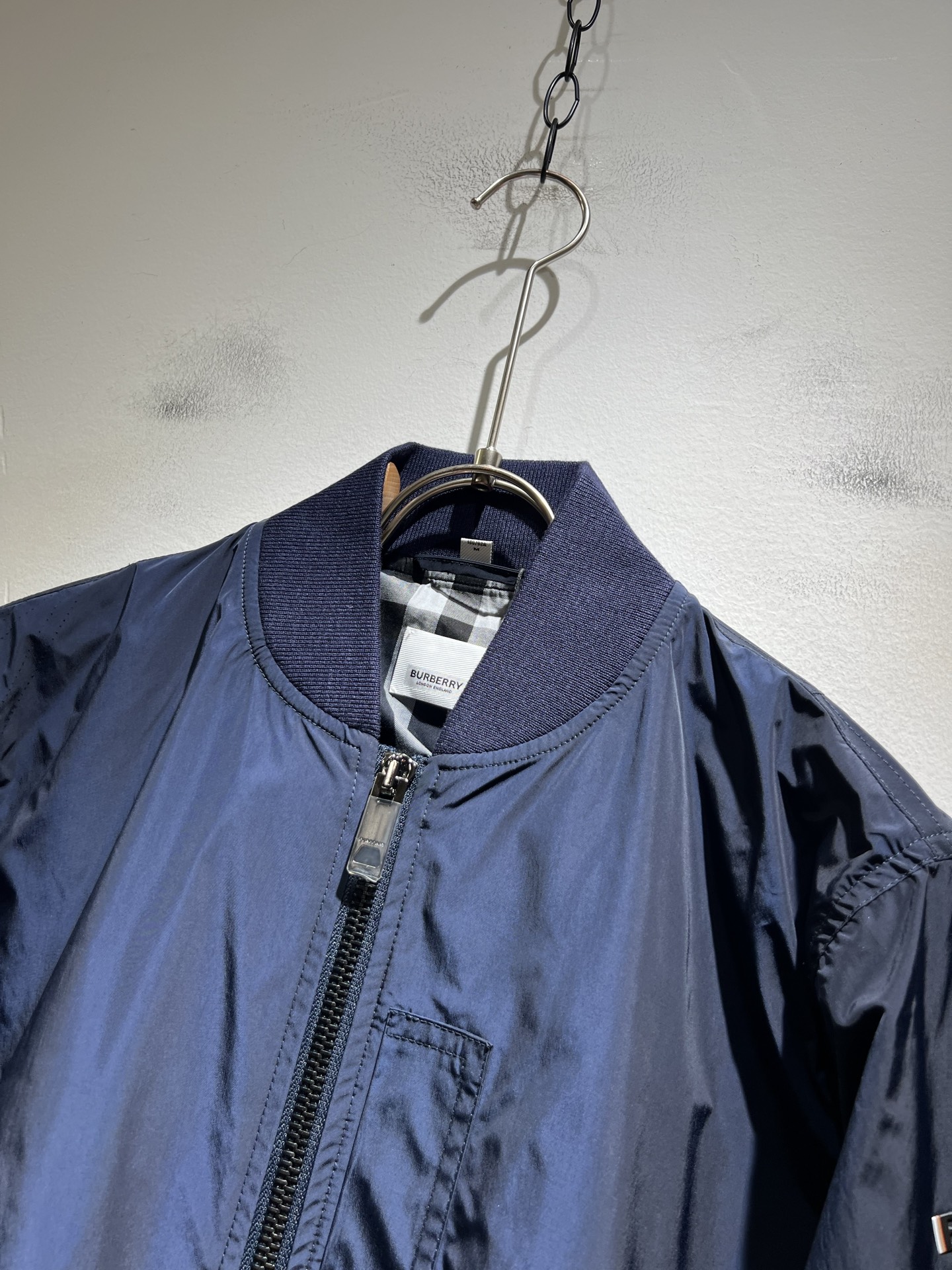 BURBER*Y巴*莉2025秋季新品夹克外套重磅来袭，最近比较火热的环保聚酯纤维记忆面料制作而成，高端