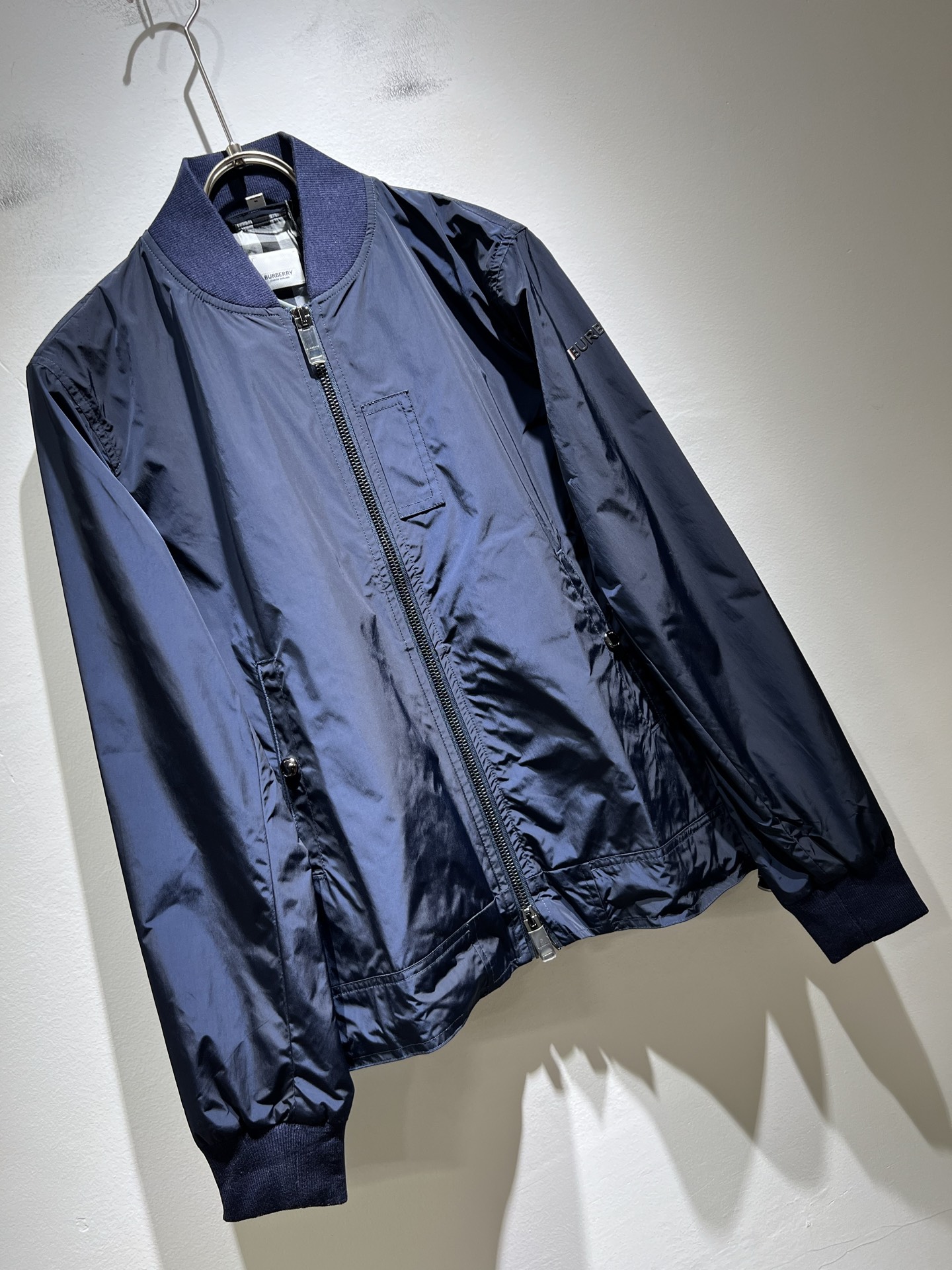 BURBER*Y巴*莉2025秋季新品夹克外套重磅来袭，最近比较火热的环保聚酯纤维记忆面料制作而成，高端