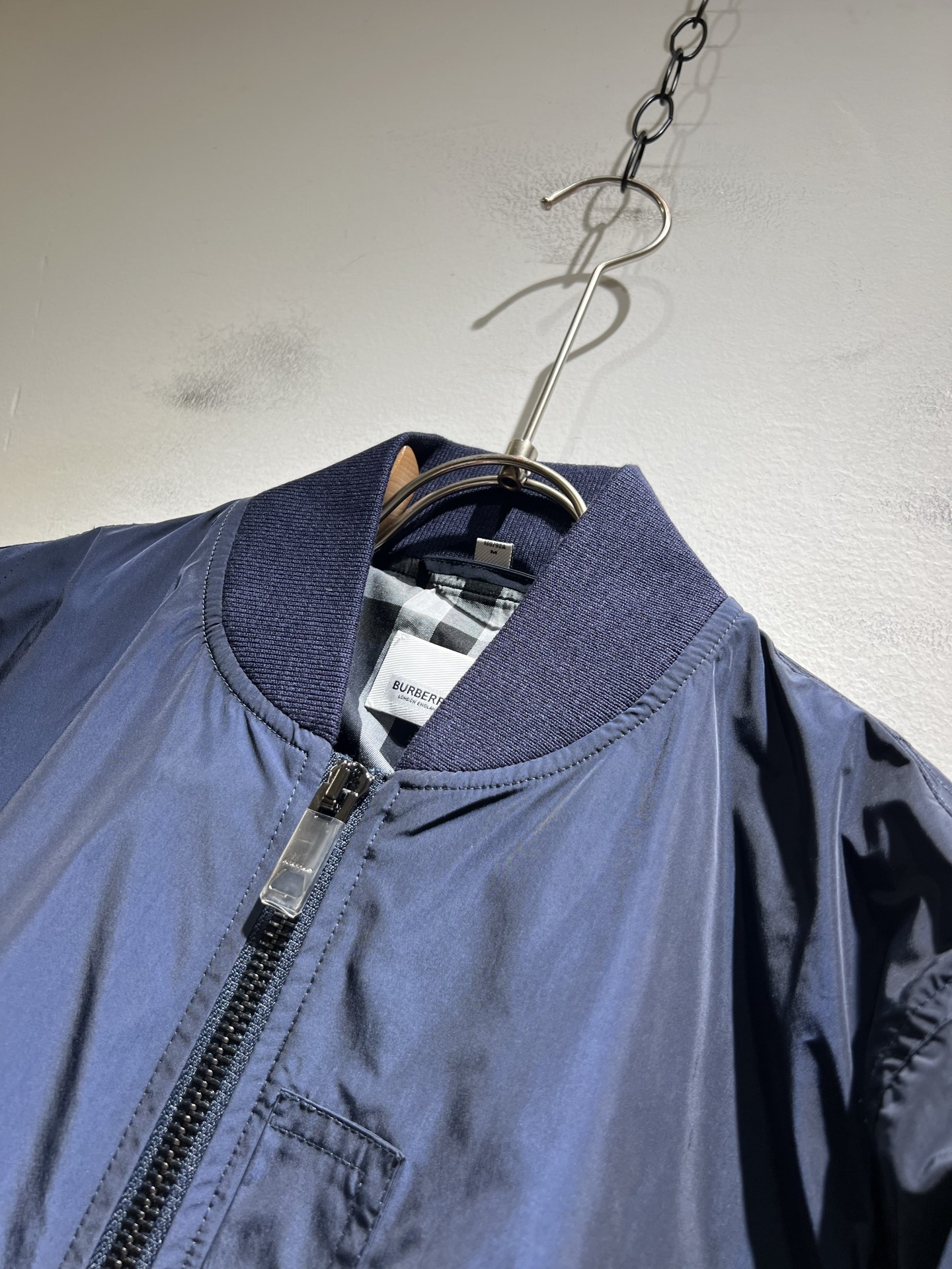 BURBER*Y巴*莉2025秋季新品夹克外套重磅来袭，最近比较火热的环保聚酯纤维记忆面料制作而成，高端