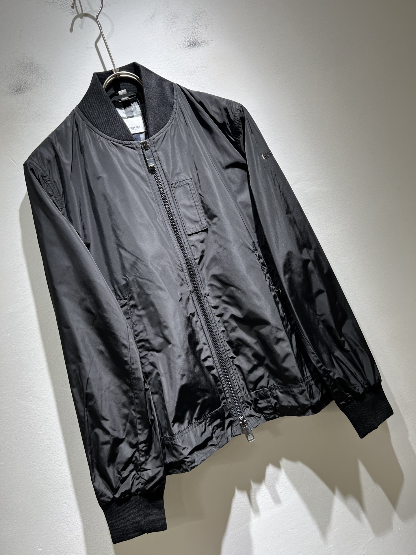 BURBER*Y巴*莉2025秋季新品夹克外套重磅来袭，最近比较火热的环保聚酯纤维记忆面料制作而成，高端