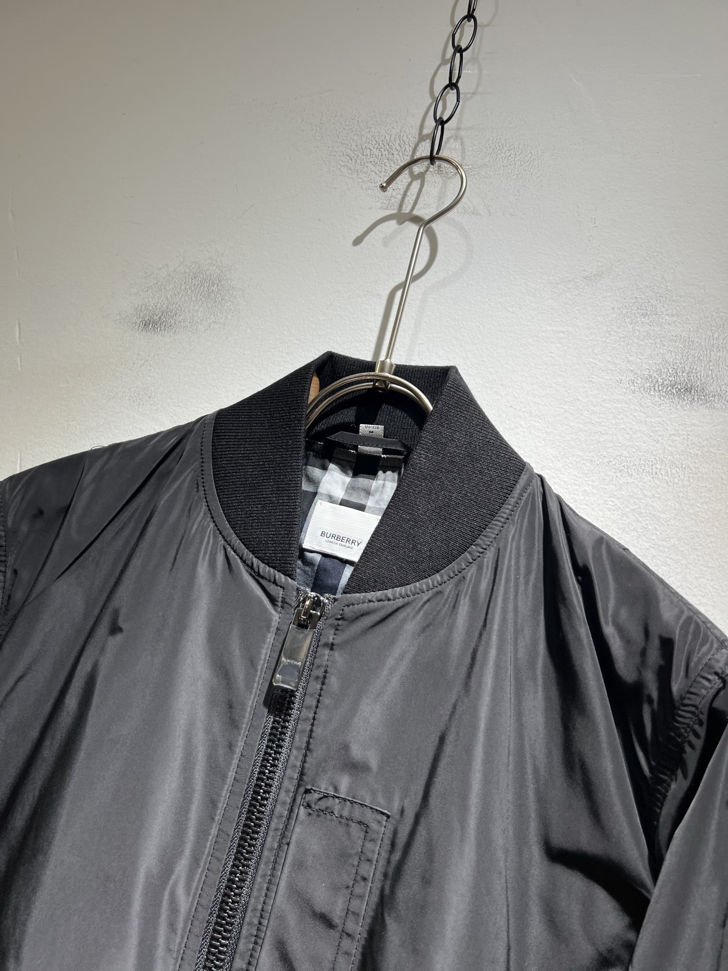 BURBER*Y巴*莉2025秋季新品夹克外套重磅来袭，最近比较火热的环保聚酯纤维记忆面料制作而成，高端