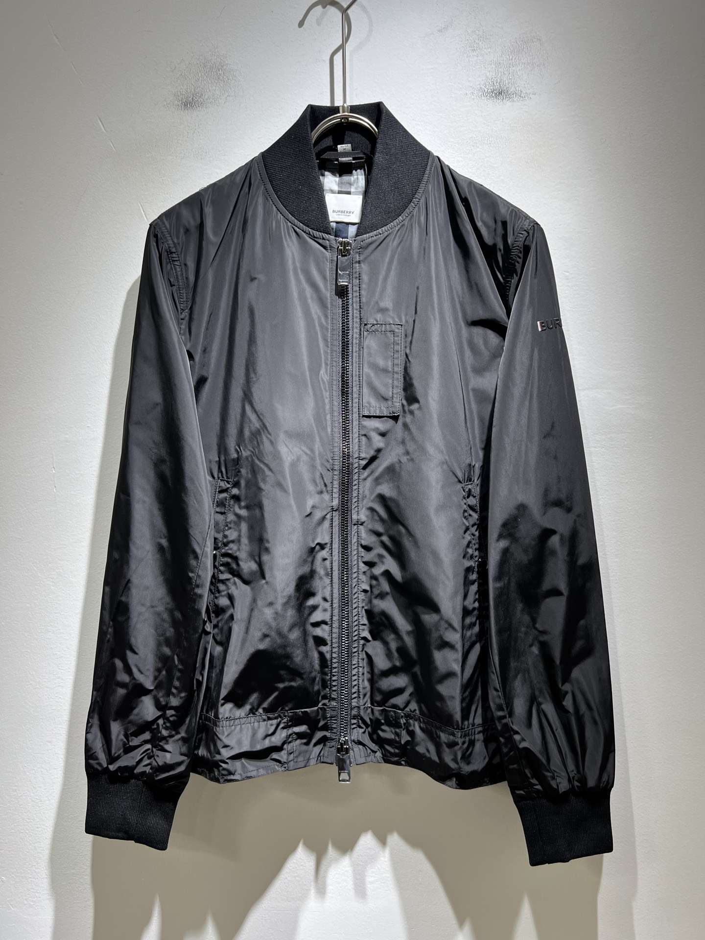 NO:523352,BURBER*Y BAR*Li’s new autumn jacket is coming. It is made of a popular environmentally friendly polyester fiber memory fabric recently. It is a high-end outdoor sports and leisure series, which is very popular!  The latest special material developed by BUR, memory fabric, also called memory cloth, refers to fabrics with morphological memory functions, which instantly kills all versions on the market. It can only be said that they are not at the same level at all. Whether it is material, detail restoration and craftsmanship, they are not afraid of any challenges. They just contribute wonderful products to everyone. As always, they are consistent. A style that implements the core concept of BUR tightly ties the plaid and fashion, always maintains perfection, a simple but not simple design style perfectly meets the outfit you need in daily life. Size: S-2XL, burberry, jackets & coats, jackets & coats, alexander wang19860909BURBER*Y巴*莉2025秋季新品夹克外套重磅来袭,最近比较火热的环保聚酯纤维记忆面料制作而成,高端户外运动休闲系列,非常火热运动风潮！BUR最新研发的特殊材质,记忆面料也叫记忆布,是指具有形态记忆功能的面料,秒杀市面上一切版本,只能说根本就不是一个级别的存在,不管是材质还是细节还原度以及工艺制作方面,不惧任何挑战,只为给大家奉献绝妙产物一如既往,始终如一,贯彻了BUR核心理念的一个款式将格纹与时尚紧紧的捆绑在一起,时刻保持完美,简约而不简单的的设计风格,完美的满足了你日常所需要的穿搭.尺码:S-2XL,,burberry,jackets & coats,jackets & coats,alexander wang,Men's clothing