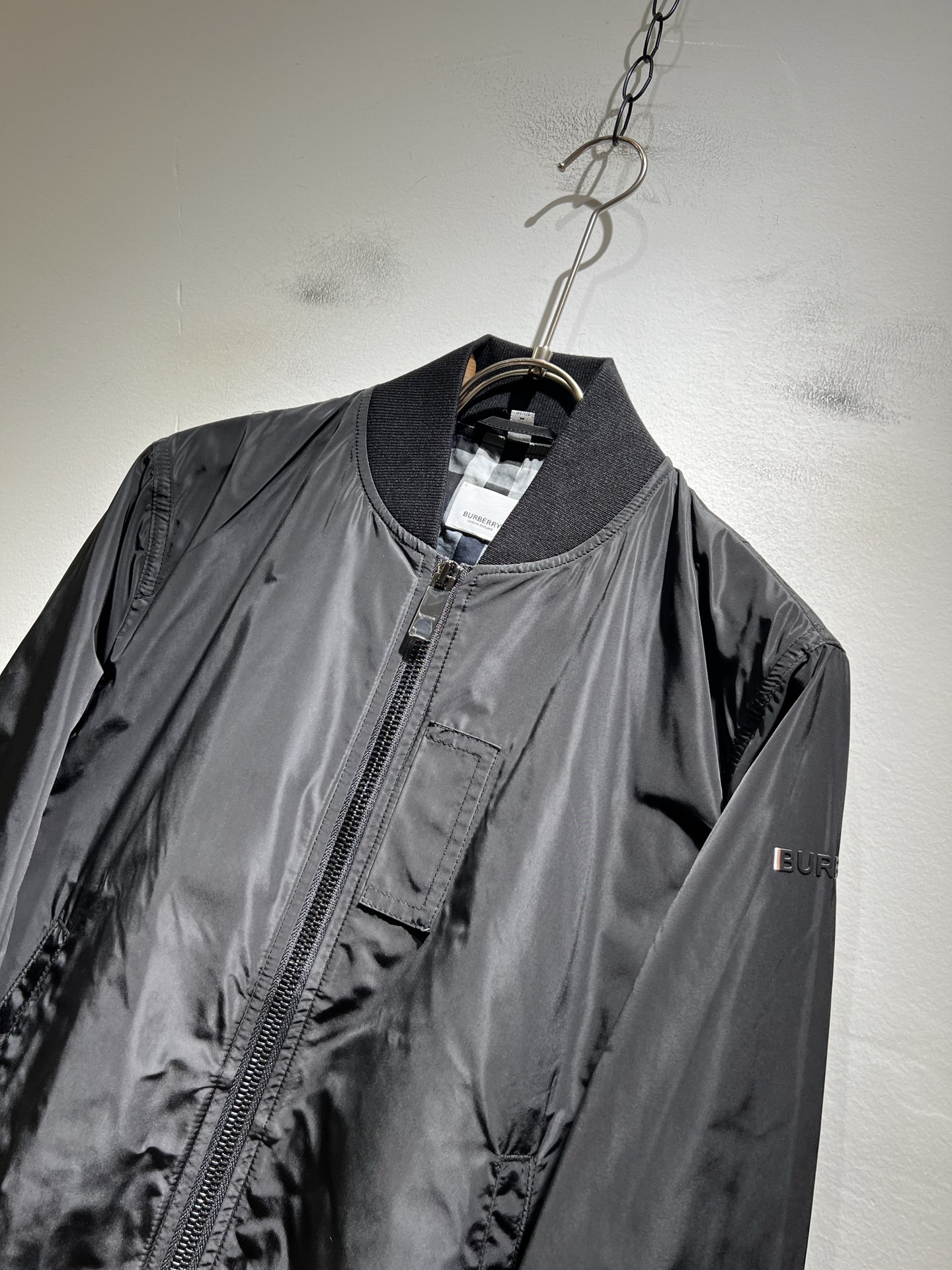 BURBER*Y巴*莉2025秋季新品夹克外套重磅来袭，最近比较火热的环保聚酯纤维记忆面料制作而成，高端