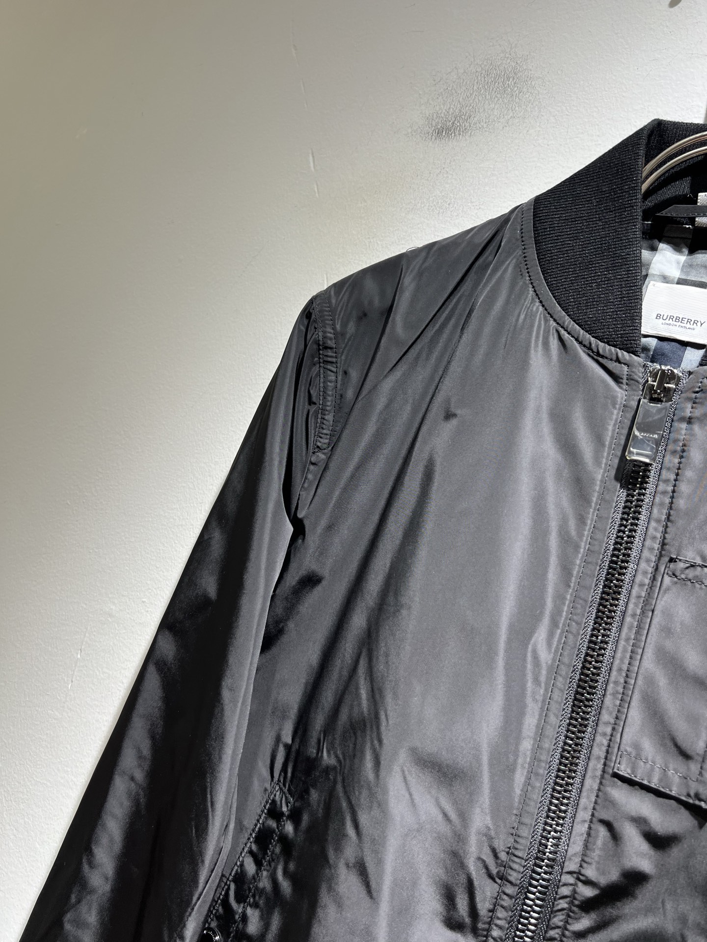 BURBER*Y巴*莉2025秋季新品夹克外套重磅来袭，最近比较火热的环保聚酯纤维记忆面料制作而成，高端