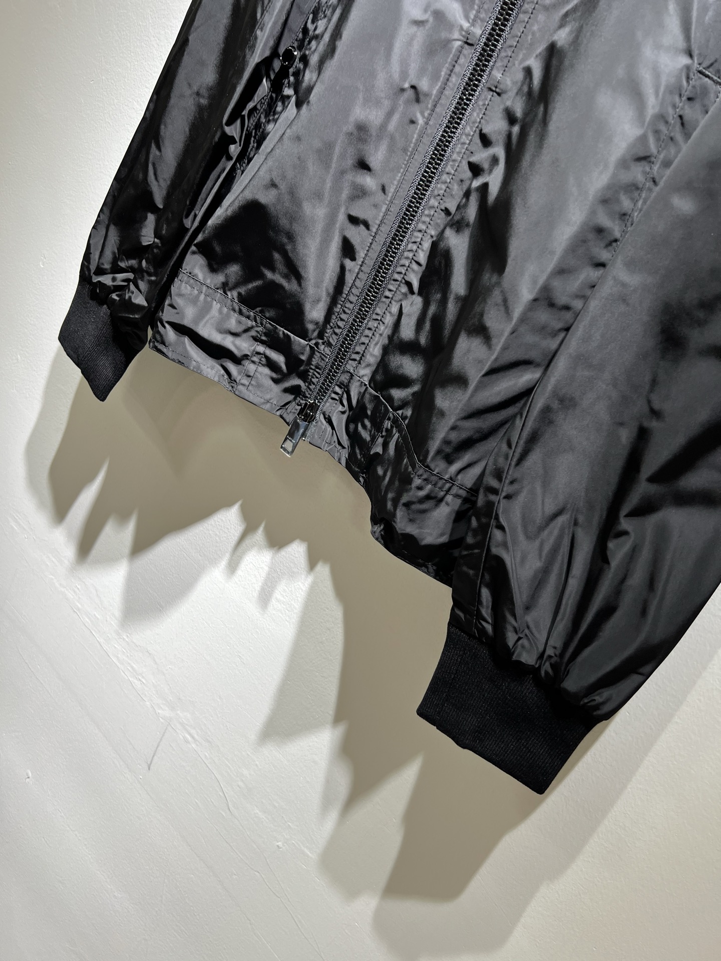 BURBER*Y巴*莉2025秋季新品夹克外套重磅来袭，最近比较火热的环保聚酯纤维记忆面料制作而成，高端