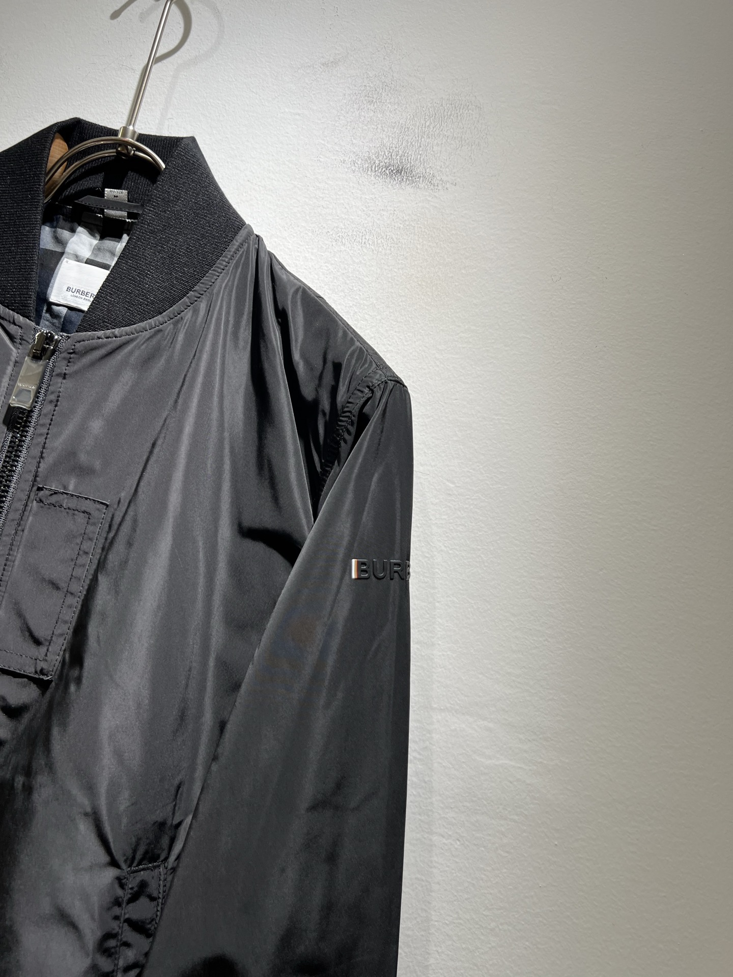 BURBER*Y巴*莉2025秋季新品夹克外套重磅来袭，最近比较火热的环保聚酯纤维记忆面料制作而成，高端