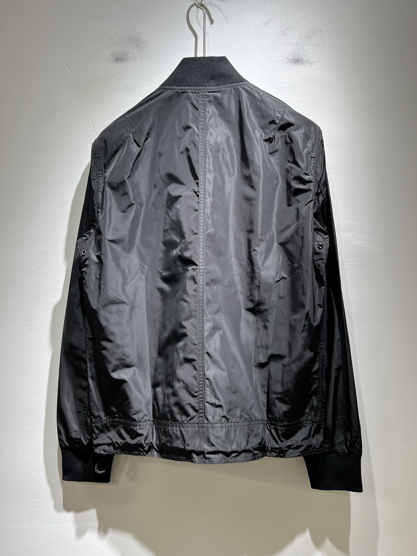 BURBER*Y巴*莉2025秋季新品夹克外套重磅来袭，最近比较火热的环保聚酯纤维记忆面料制作而成，高端