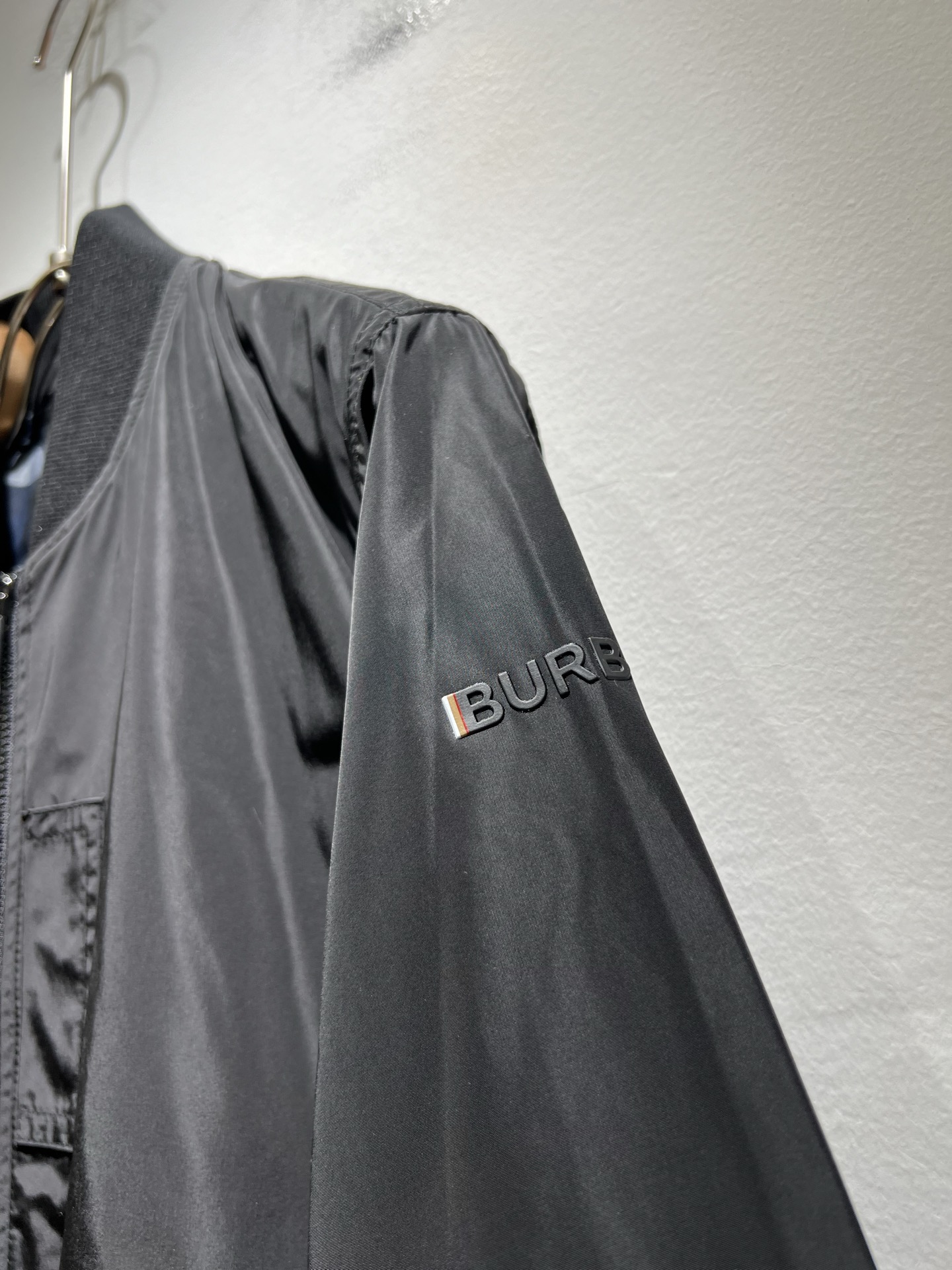 BURBER*Y巴*莉2025秋季新品夹克外套重磅来袭，最近比较火热的环保聚酯纤维记忆面料制作而成，高端
