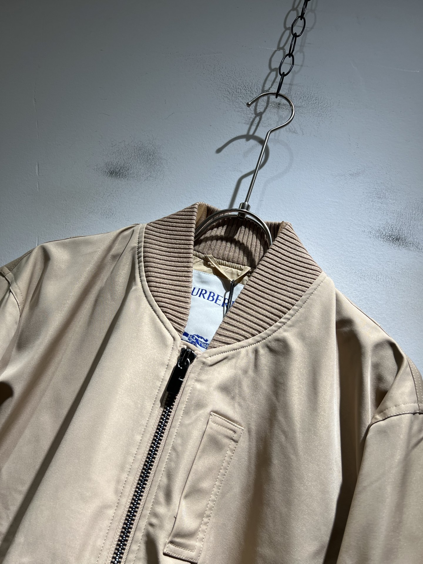 BURBER*Y巴*莉2025秋季新品夹克外套重磅来袭，最近比较火热的环保聚酯纤维记忆面料制作而成，高端