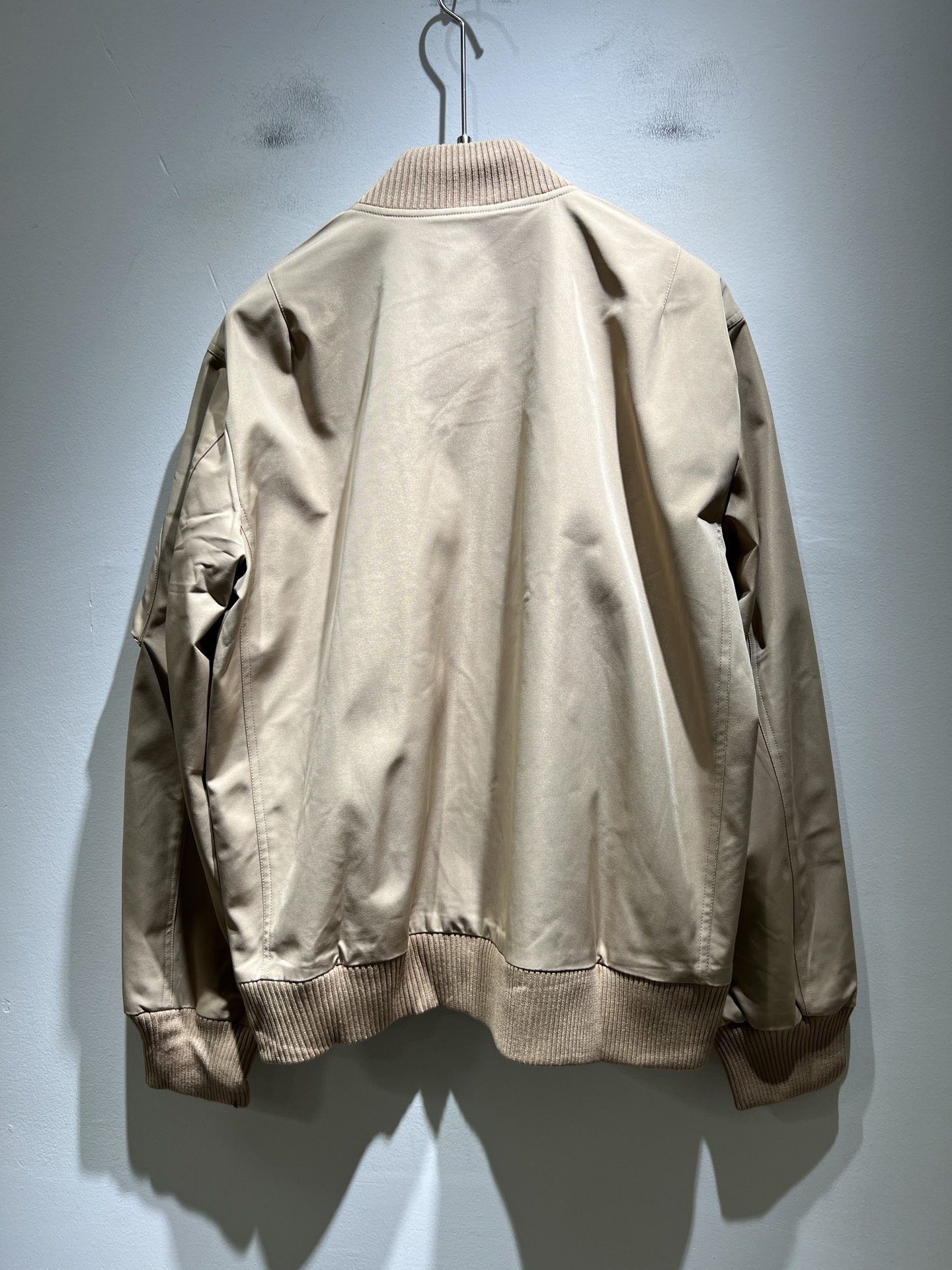 BURBER*Y巴*莉2025秋季新品夹克外套重磅来袭，最近比较火热的环保聚酯纤维记忆面料制作而成，高端