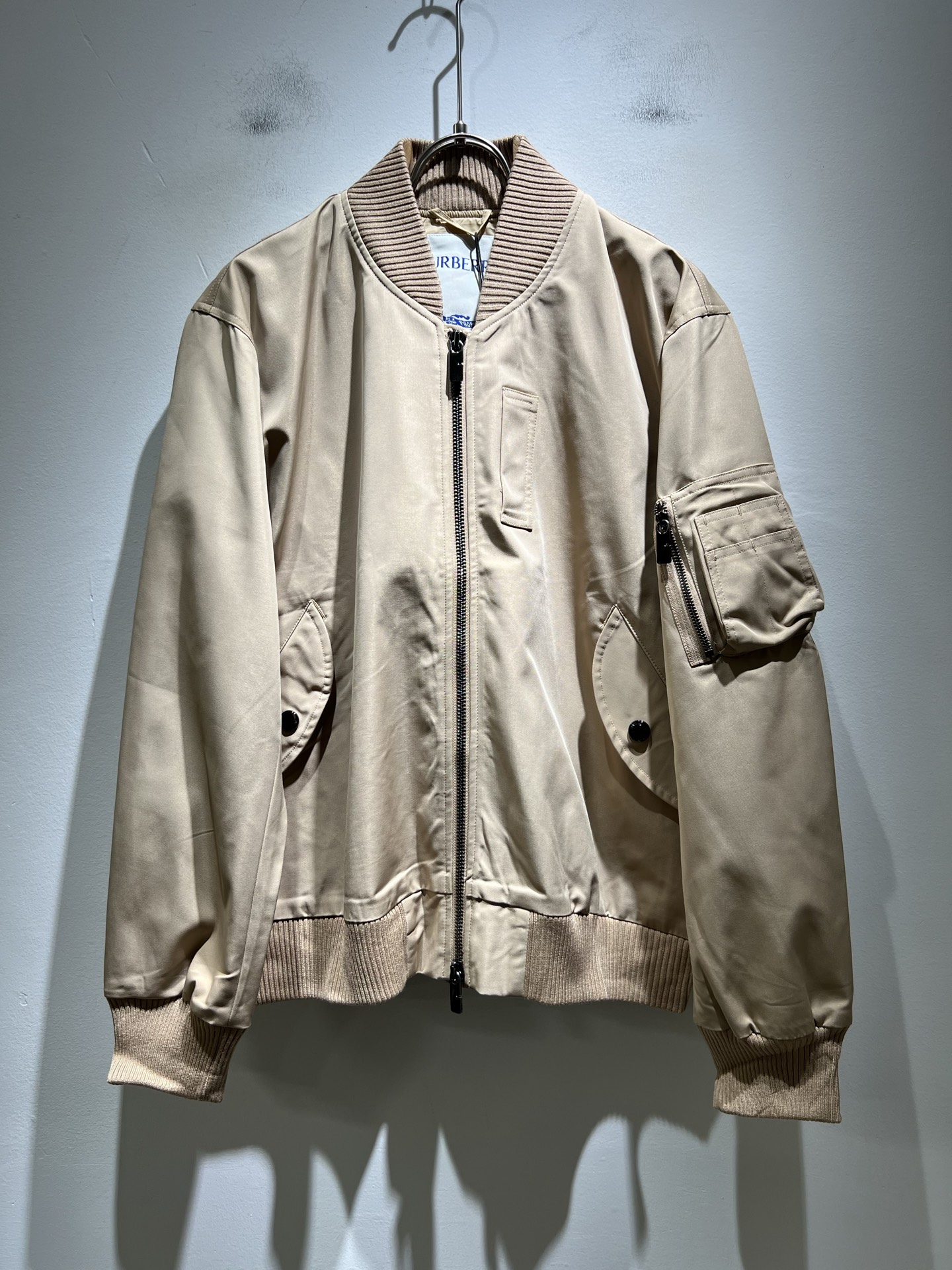 BURBER*Y巴*莉2025秋季新品夹克外套重磅来袭，最近比较火热的环保聚酯纤维记忆面料制作而成，高端