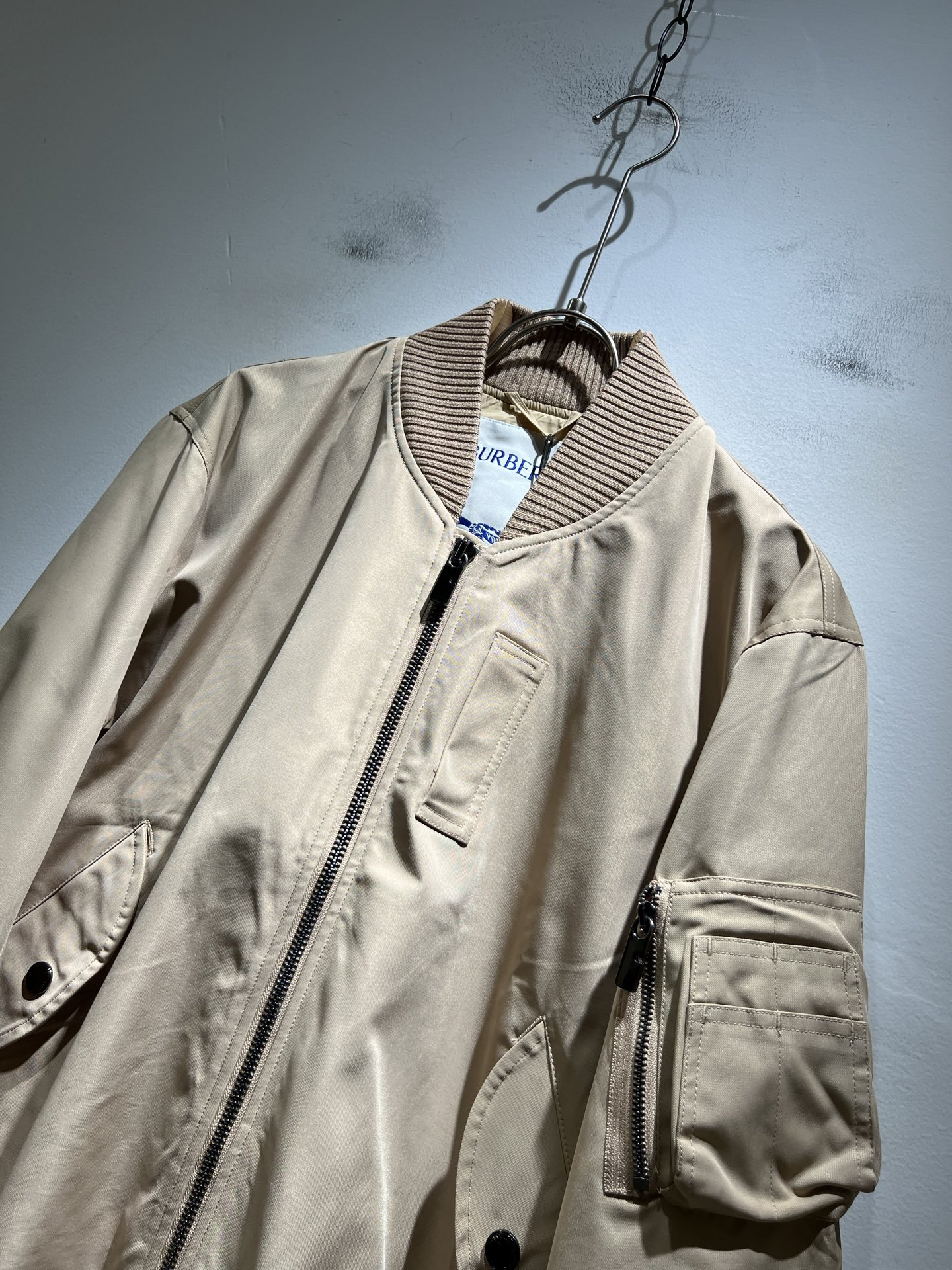 BURBER*Y巴*莉2025秋季新品夹克外套重磅来袭，最近比较火热的环保聚酯纤维记忆面料制作而成，高端