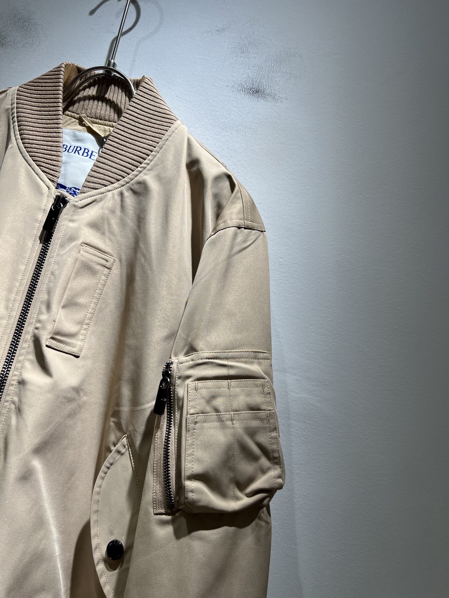 BURBER*Y巴*莉2025秋季新品夹克外套重磅来袭，最近比较火热的环保聚酯纤维记忆面料制作而成，高端