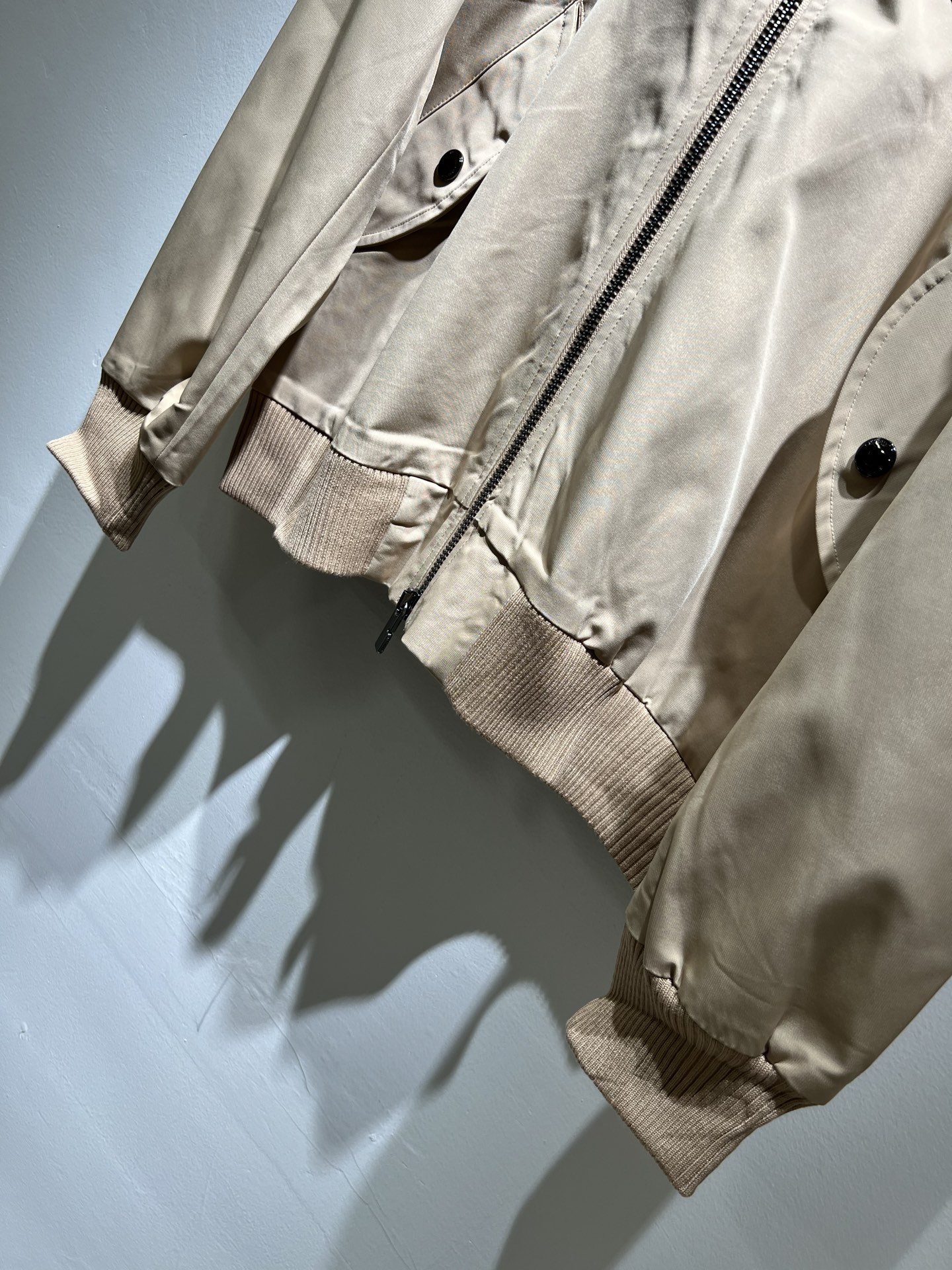 BURBER*Y巴*莉2025秋季新品夹克外套重磅来袭，最近比较火热的环保聚酯纤维记忆面料制作而成，高端