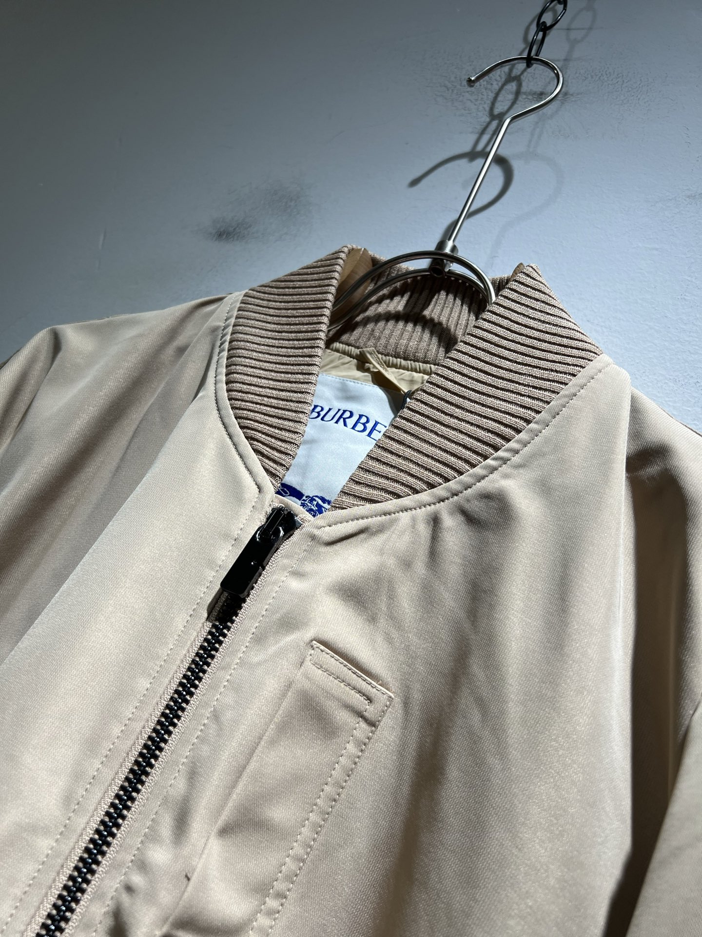 BURBER*Y巴*莉2025秋季新品夹克外套重磅来袭，最近比较火热的环保聚酯纤维记忆面料制作而成，高端